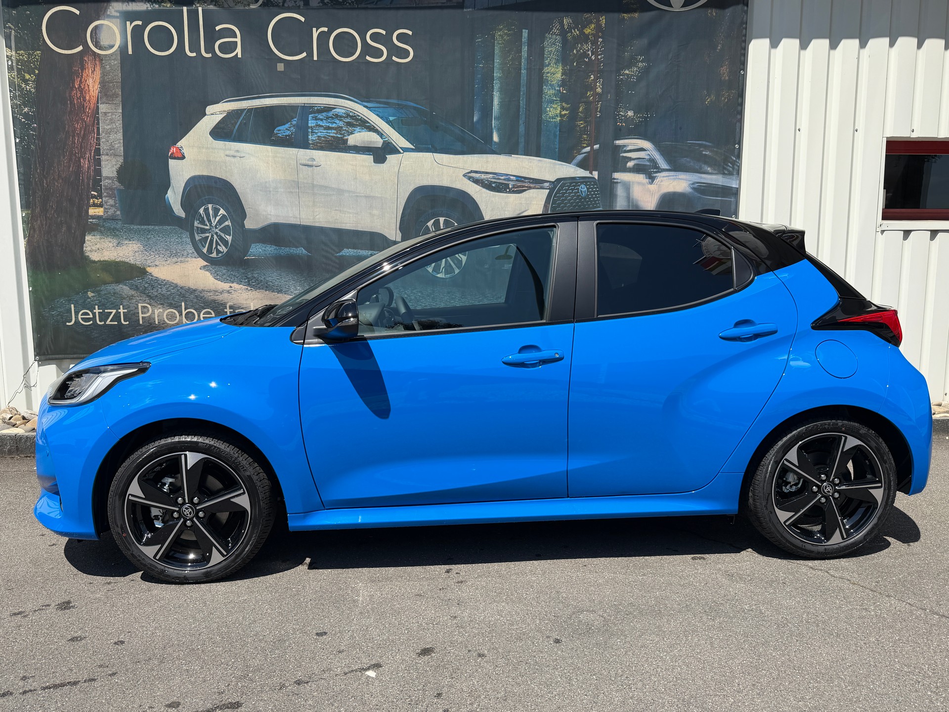 TOYOTA Yaris 1.5 Premium e-CVT-image-1