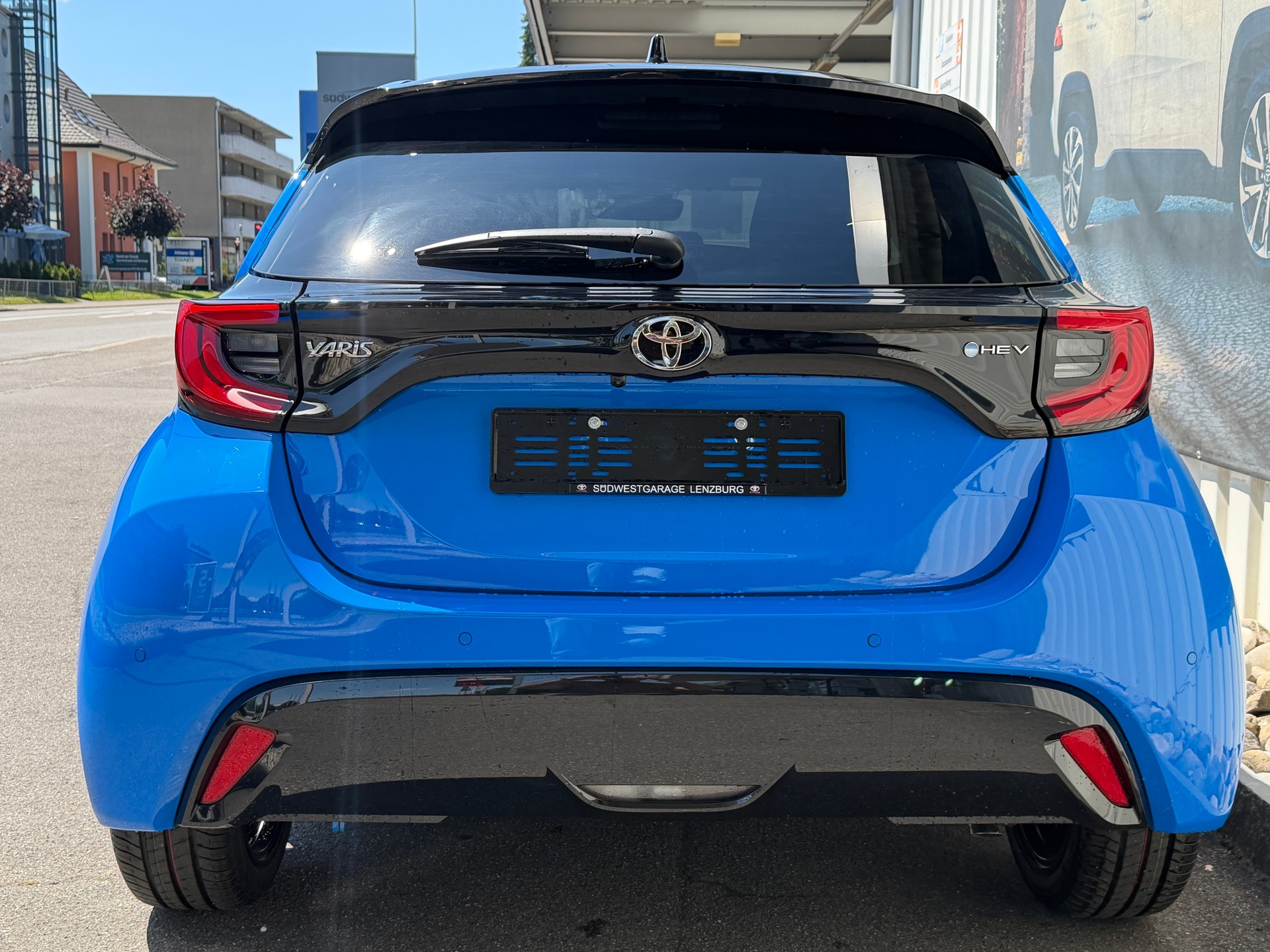 TOYOTA Yaris 1.5 Premium e-CVT-image-5