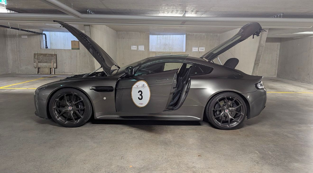 ASTON MARTIN V12 Vantage 5.9 AMR-image-10