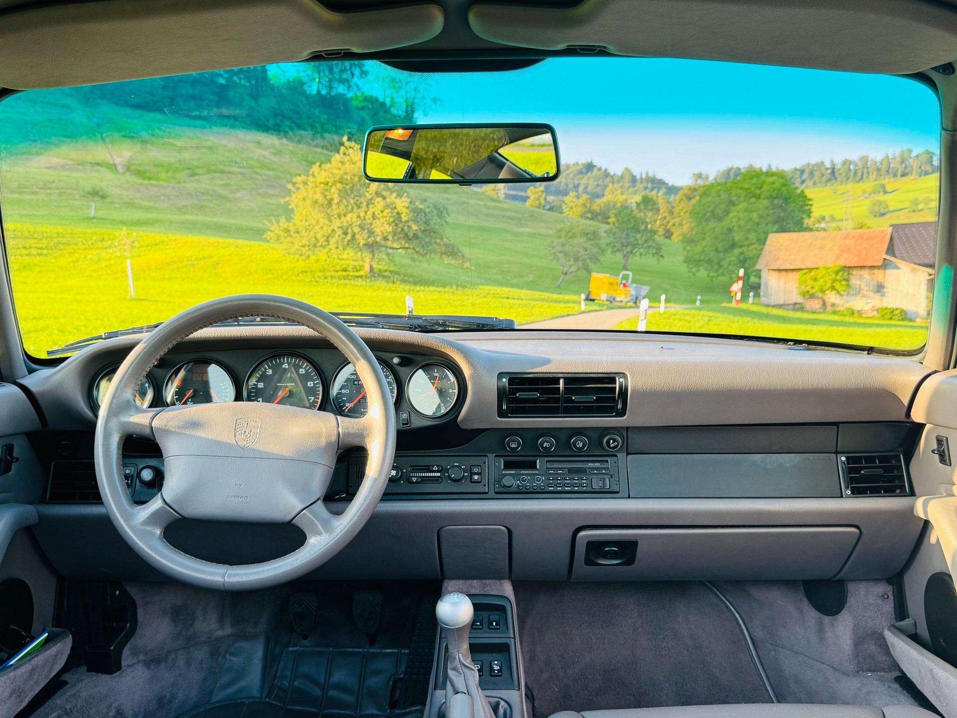 PORSCHE 911 Carrera 2-image-4