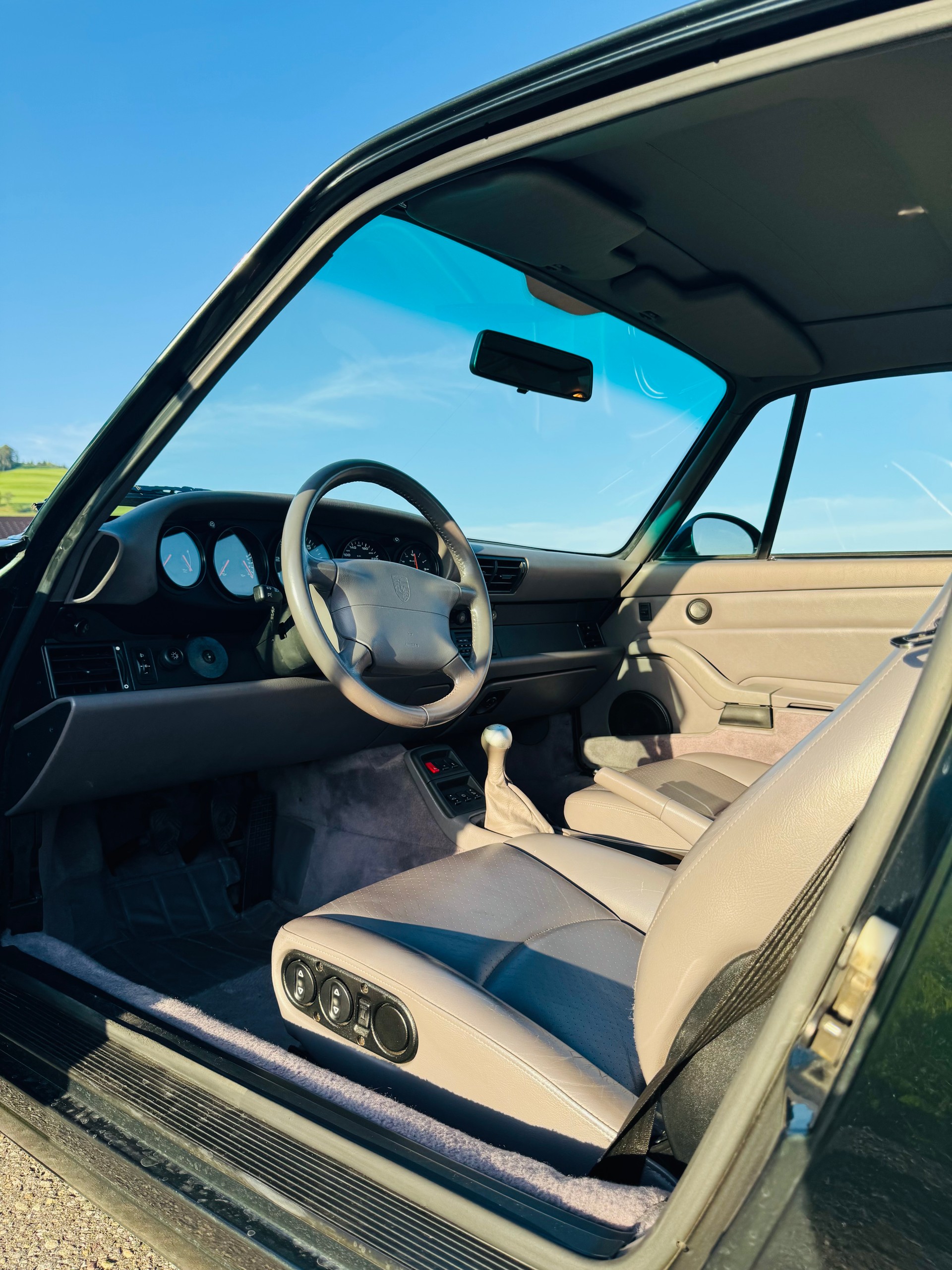PORSCHE 911 Carrera 2-image-5