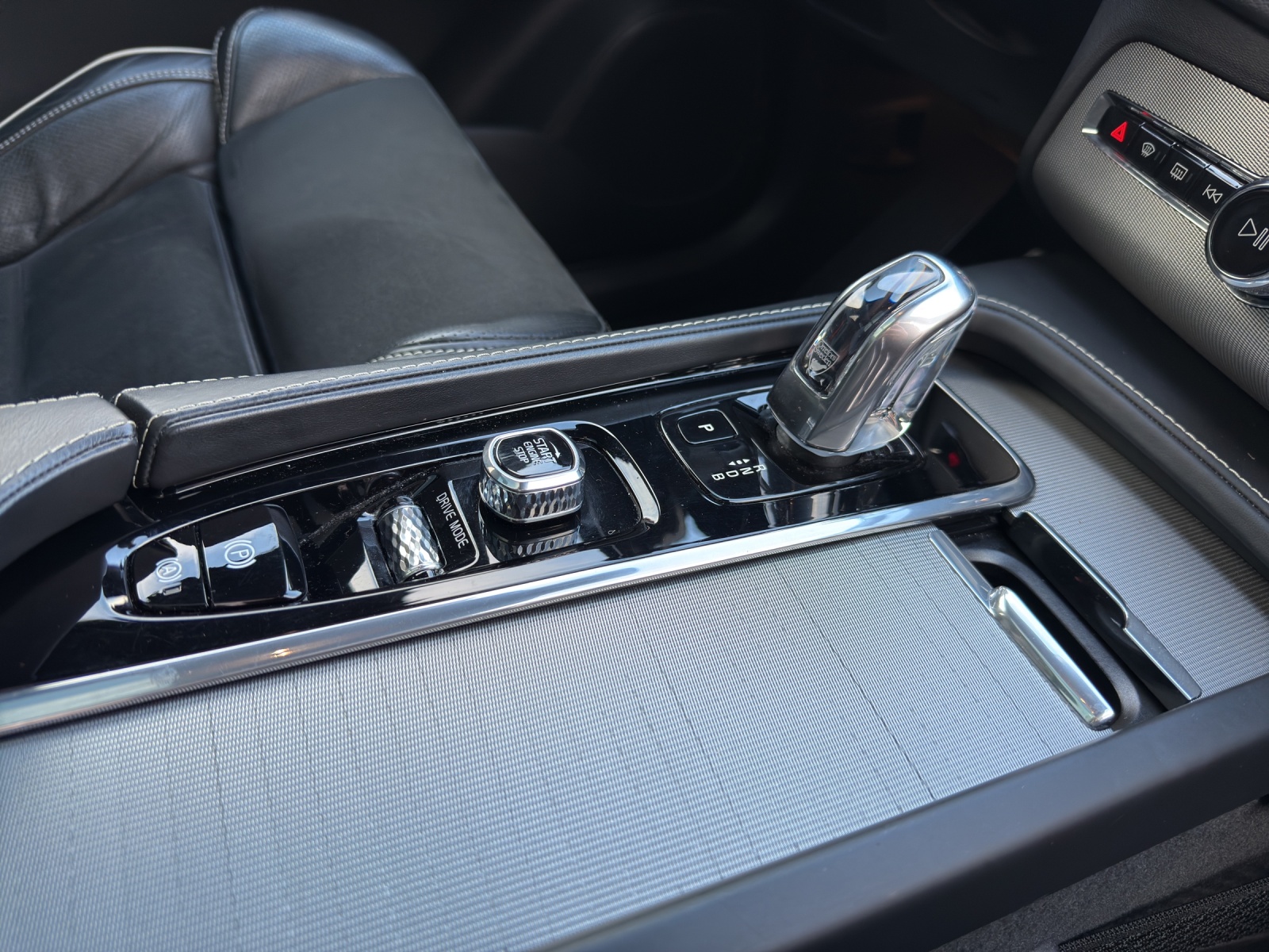 VOLVO XC90 T8 AWD R-Design Geartronic-image-11