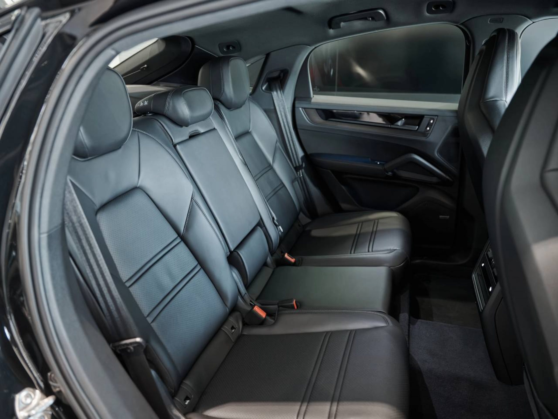 PORSCHE Cayenne Coupé Black Edition-image-18