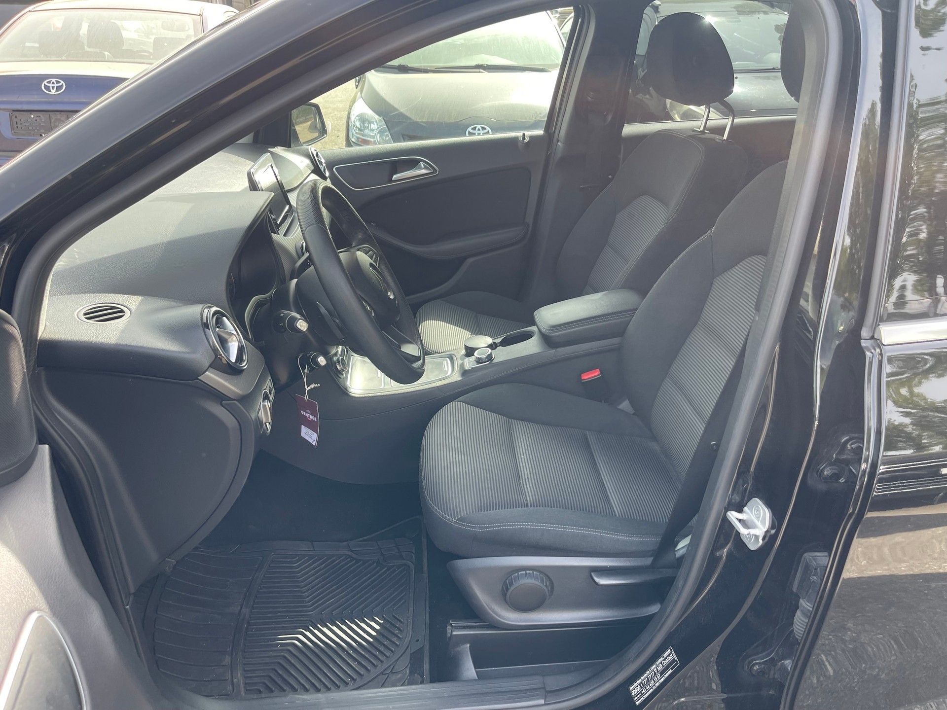 MERCEDES-BENZ B 180 AMG Line 7G-DCT-image-9