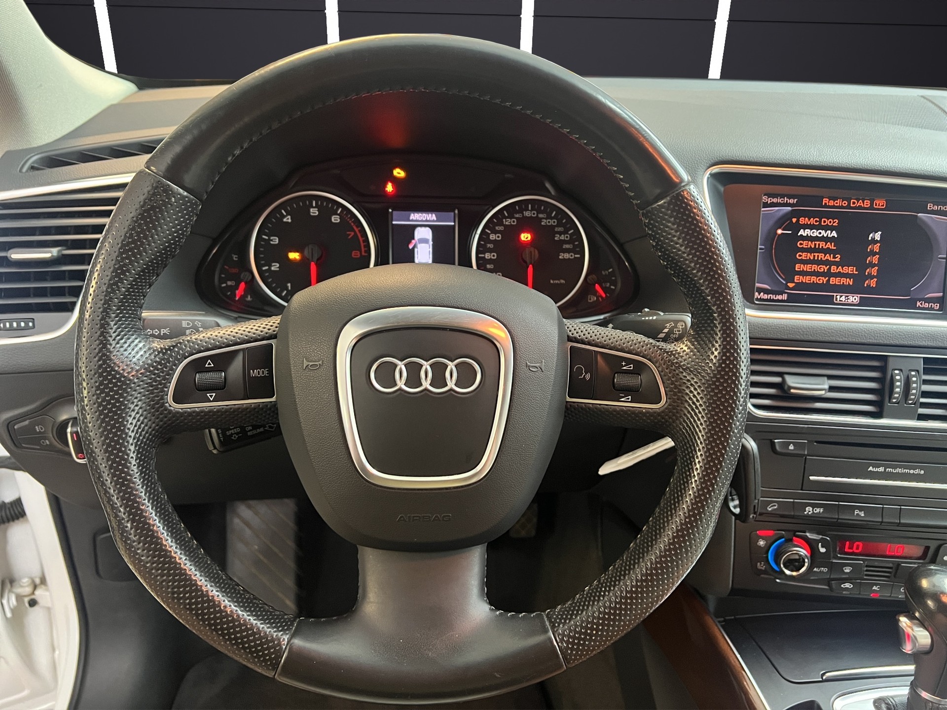 AUDI Q5 2.0 TFSI quattro S-tronic-image-8