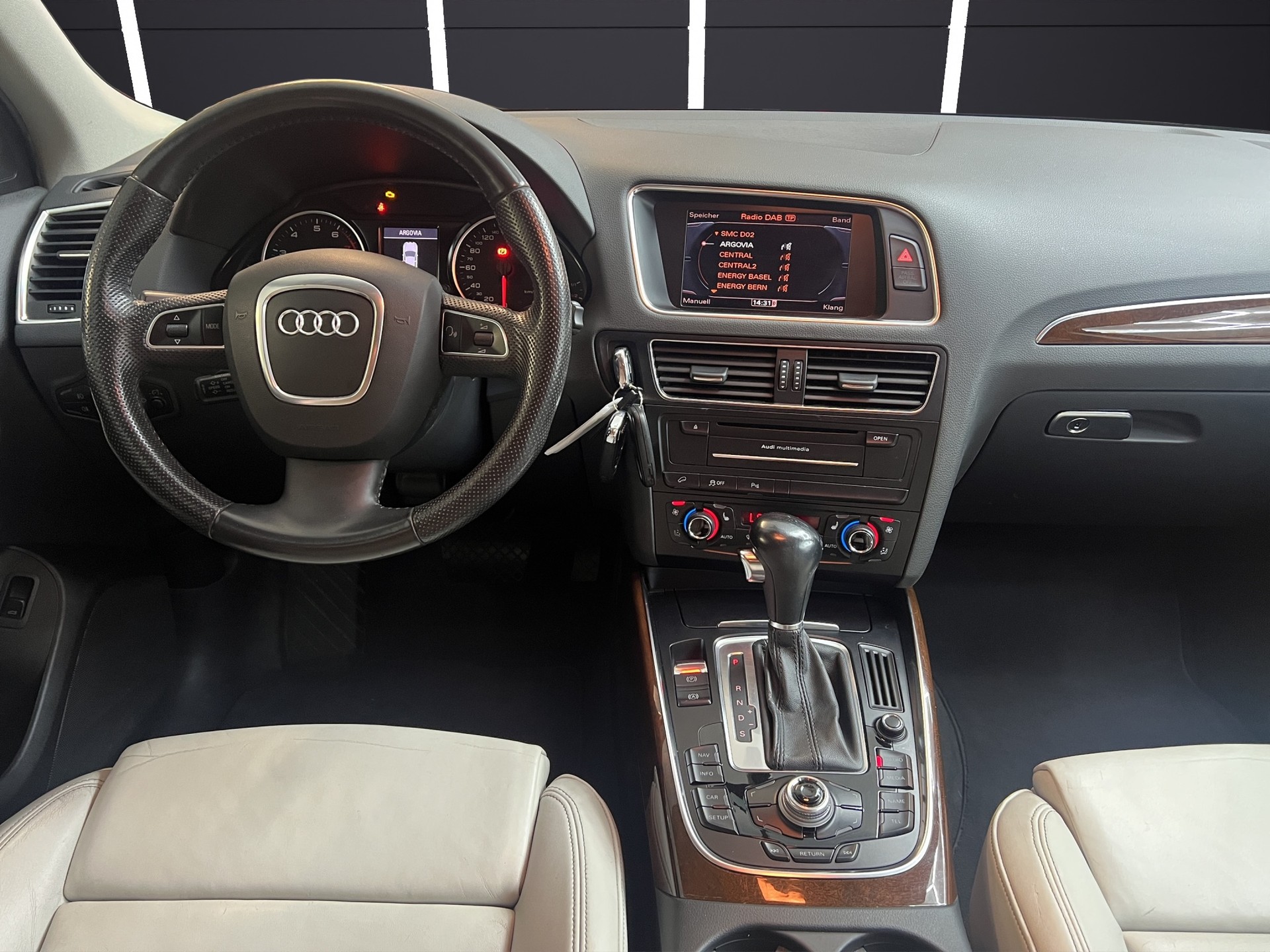 AUDI Q5 2.0 TFSI quattro S-tronic-image-11
