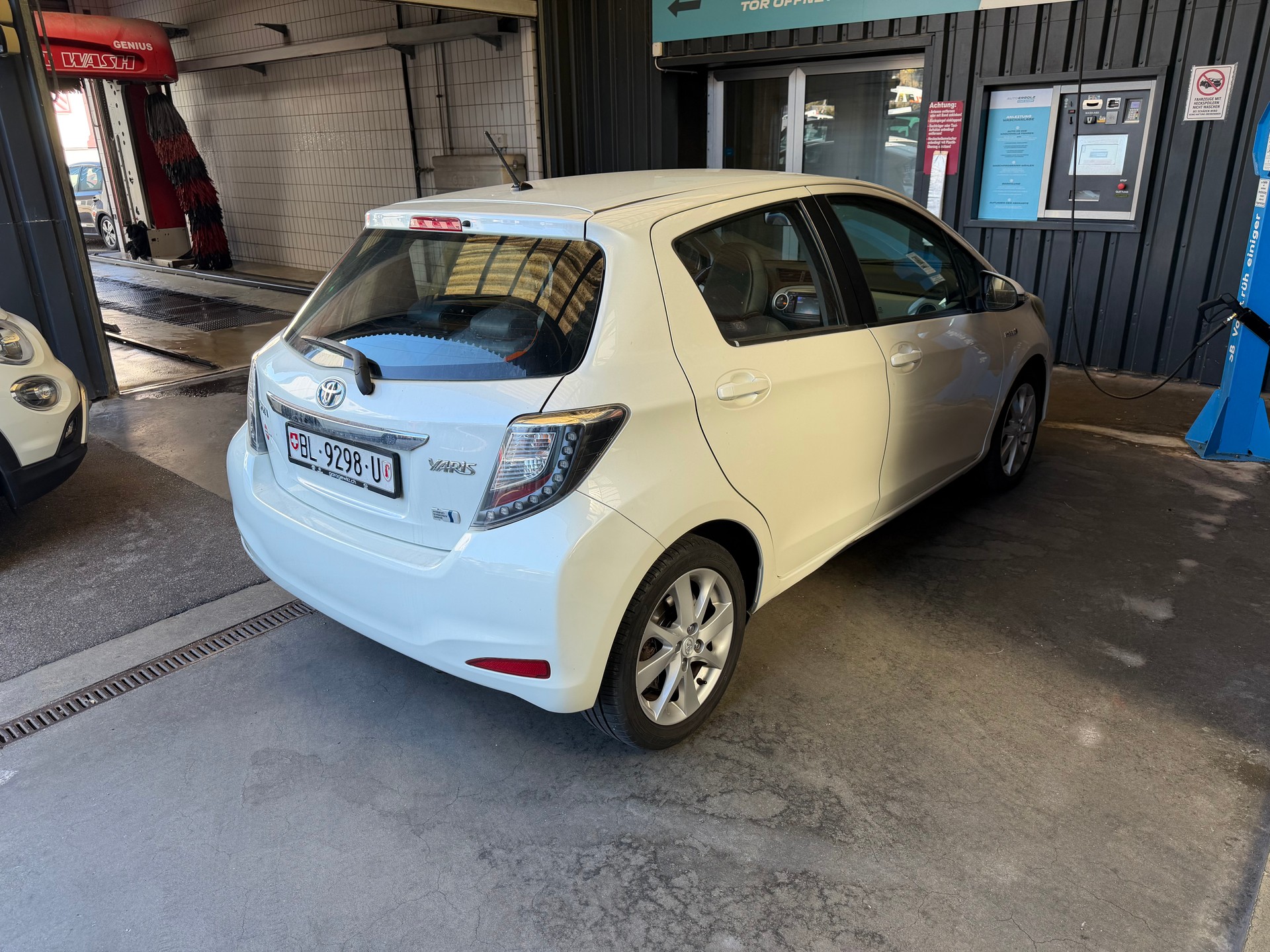 TOYOTA Yaris 1.5 VVT-i Hybrid Sol CVT-image-3