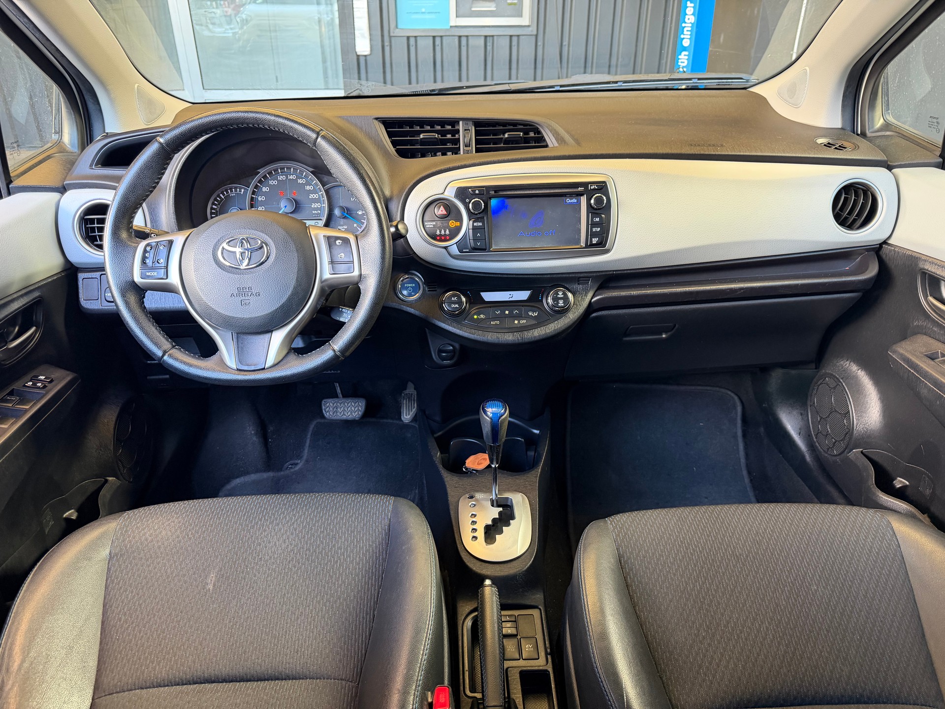 TOYOTA Yaris 1.5 VVT-i Hybrid Sol CVT-image-4