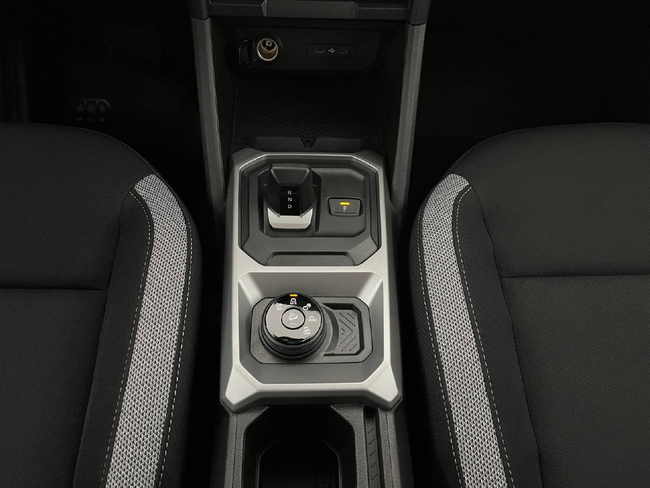 DACIA Duster 1.2 Hybrid Journey 4WD-image-12