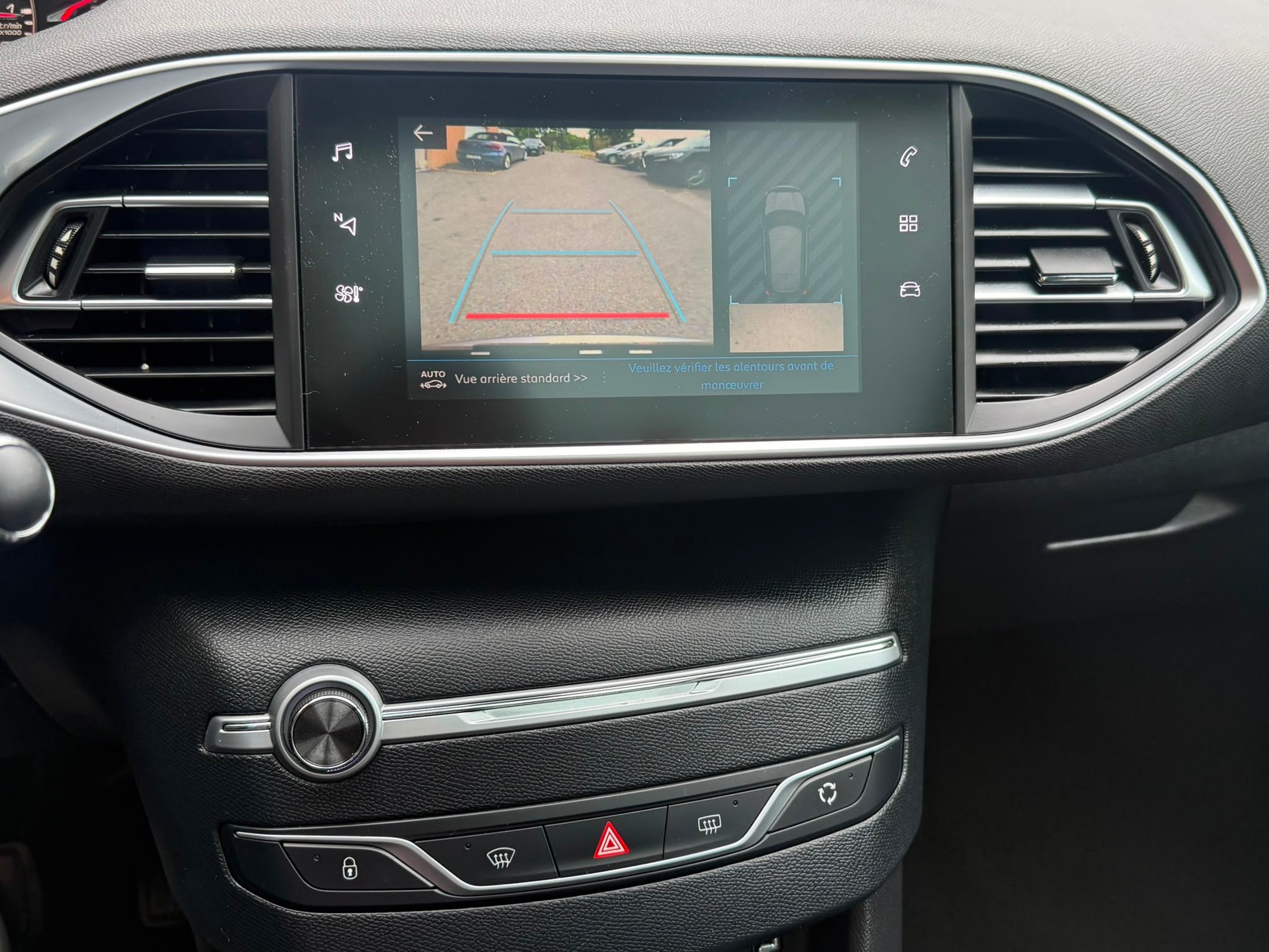 PEUGEOT 308 1.2 Pure Tech Style EAT8-image-11