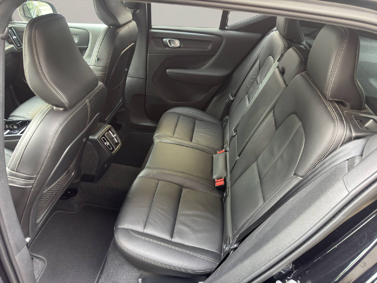 VOLVO XC40 2.0 B4 MH AWD R-Design-image-6
