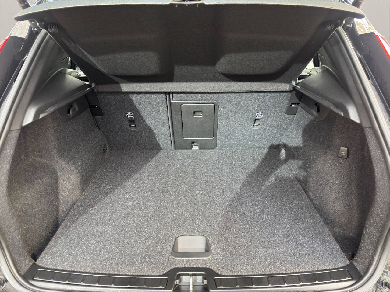VOLVO XC40 2.0 B4 MH AWD R-Design-image-13