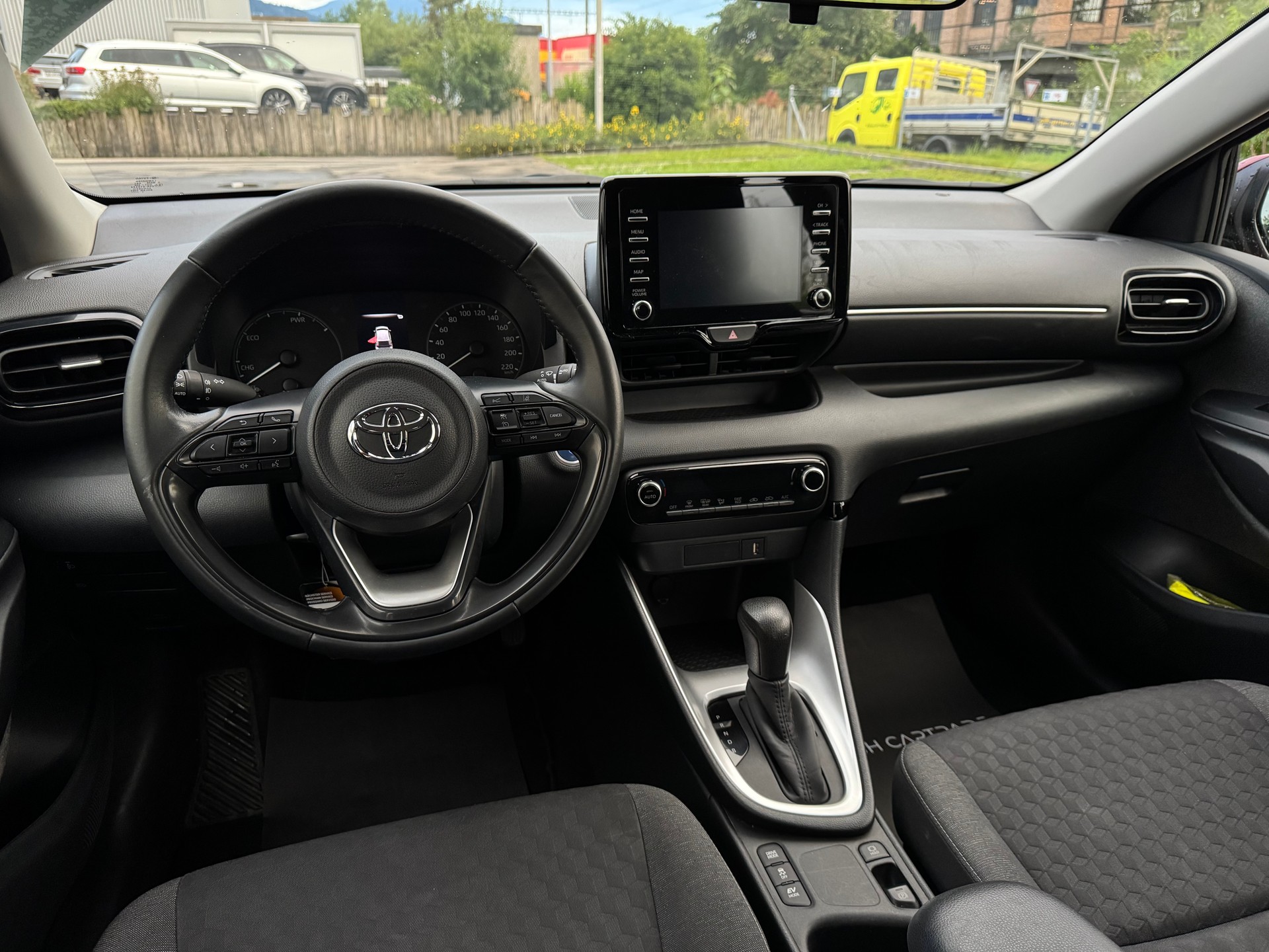 TOYOTA Yaris 1.5 Style e-CVT-image-11