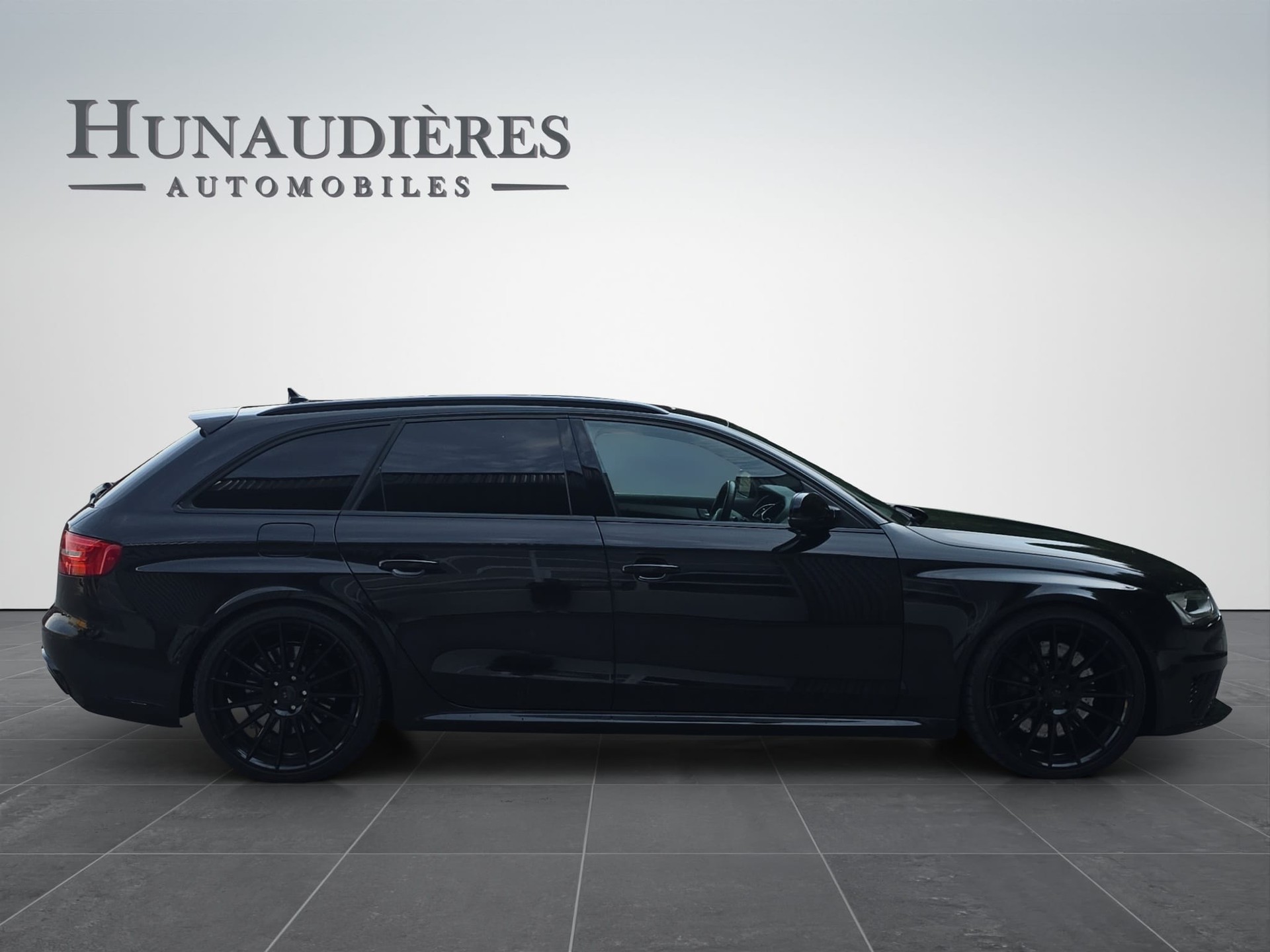 AUDI RS4 Avant 4.2 FSI V8 quattro S-tronic-image-6