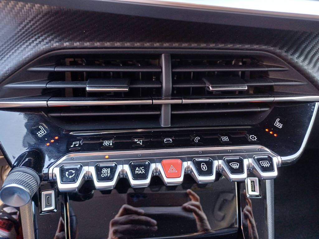 PEUGEOT 2008 1.2 PureTech 130 Allure Pack-image-9