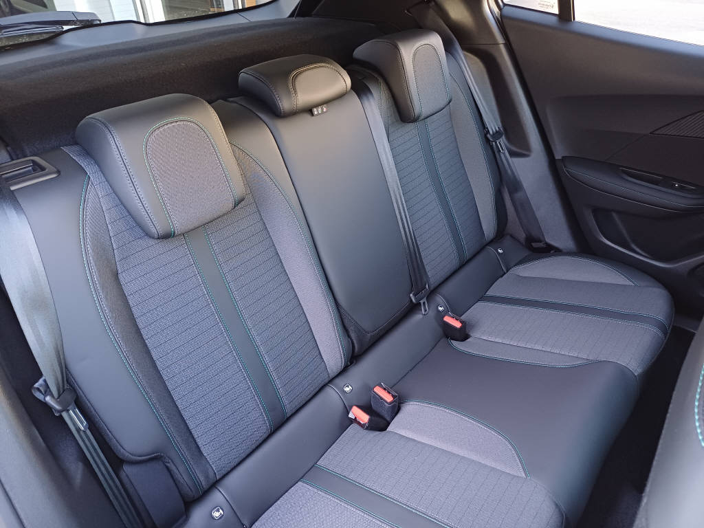 PEUGEOT 2008 1.2 PureTech 130 Allure Pack-image-6