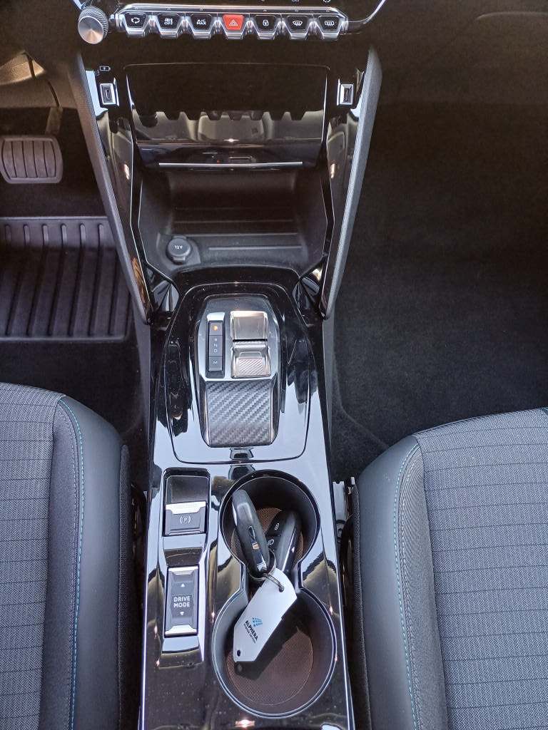 PEUGEOT 2008 1.2 PureTech 130 Allure Pack-image-8