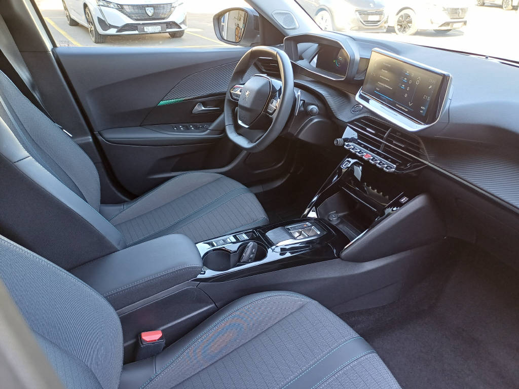 PEUGEOT 2008 1.2 PureTech 130 Allure Pack-image-5