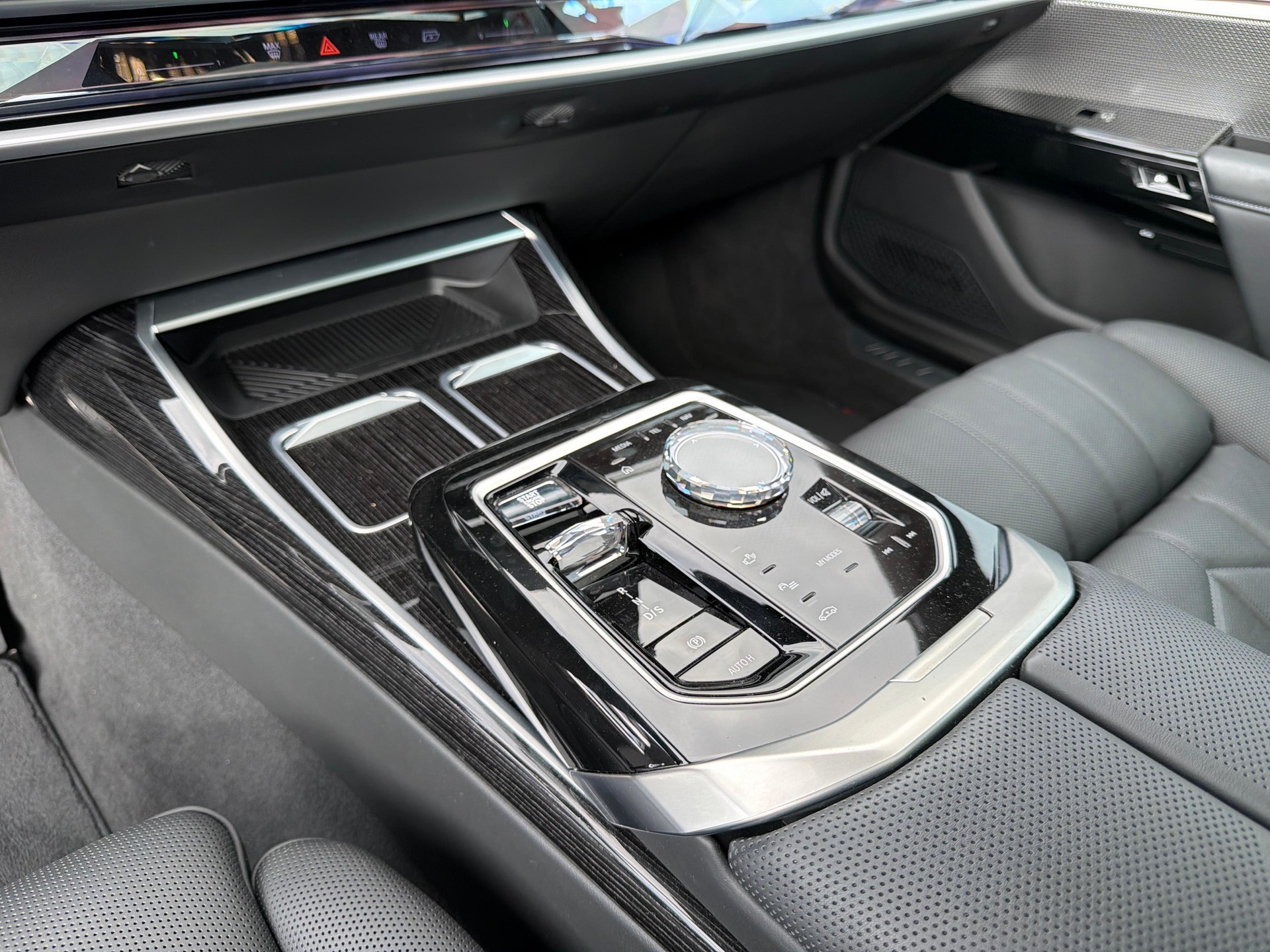 BMW 740d xDrive-image-15