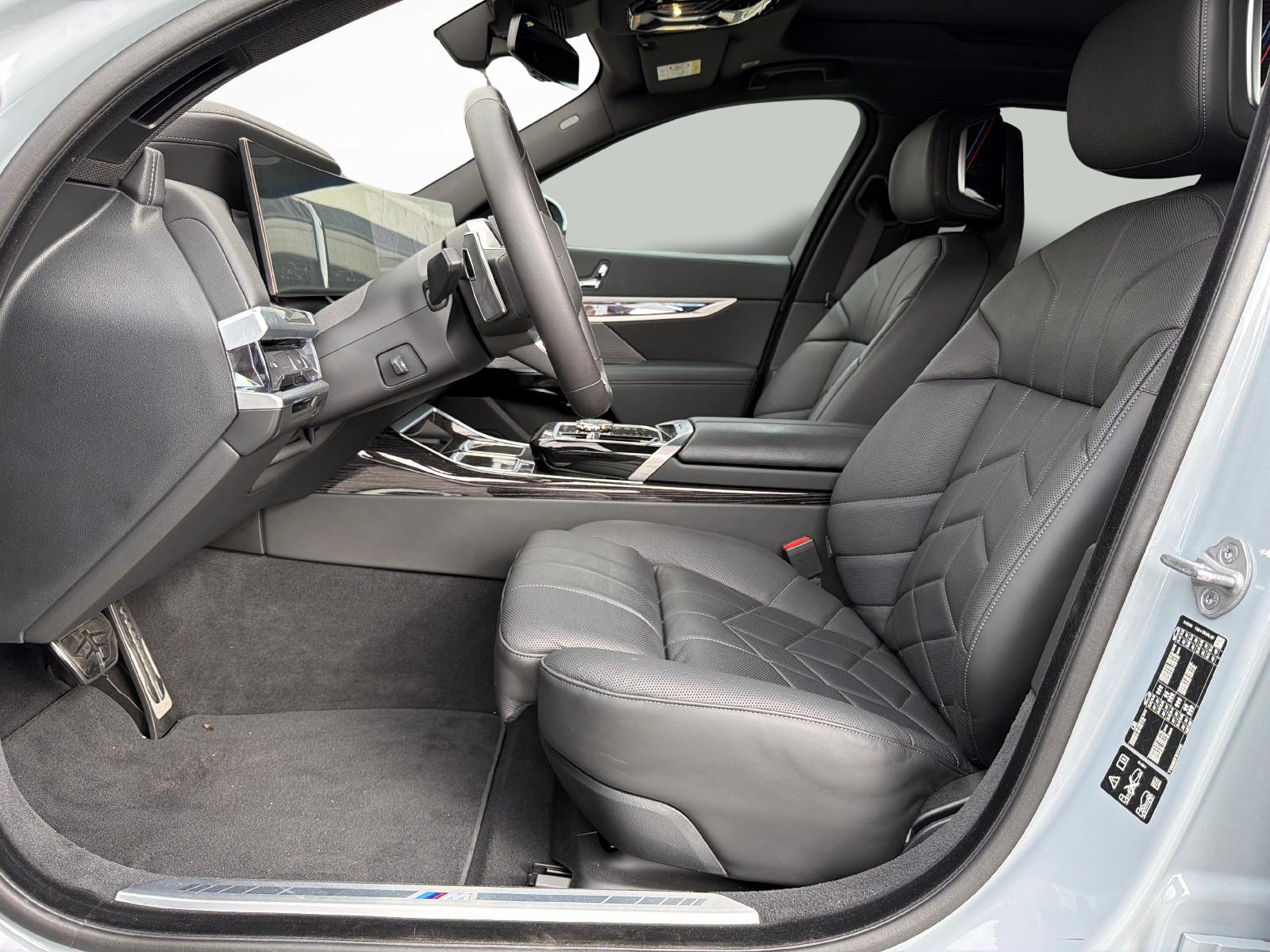 BMW 740d xDrive-image-10