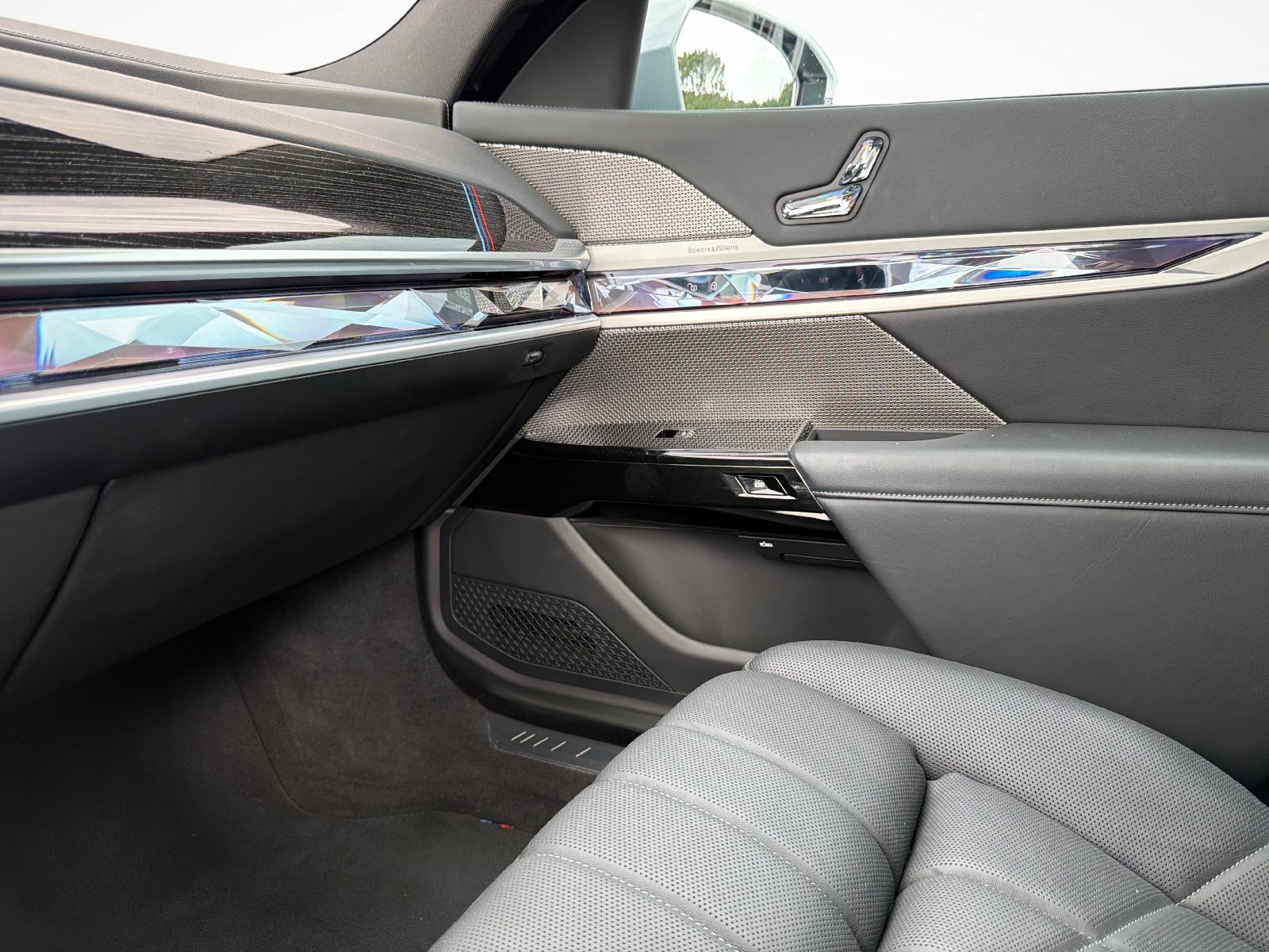 BMW 740d xDrive-image-17
