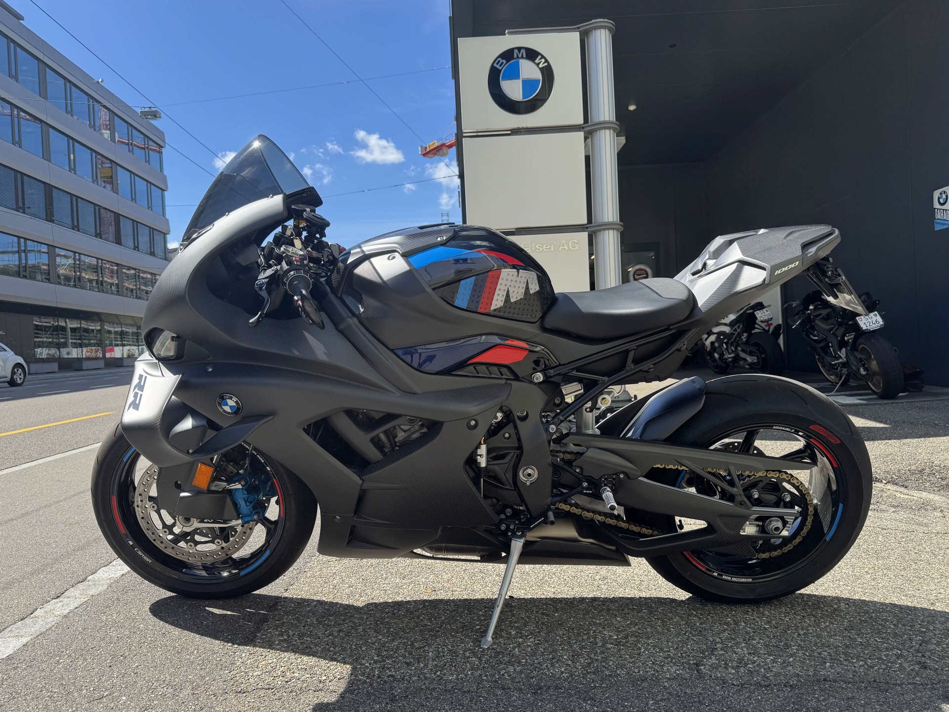 BMW M 1000 RR-showroom-element-1