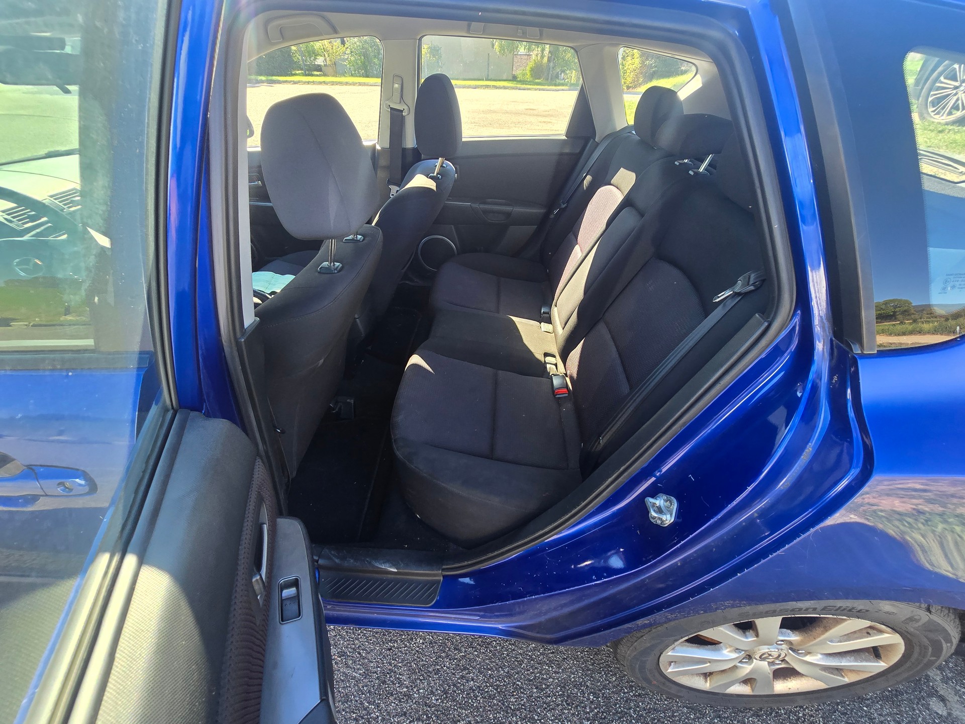 MAZDA 3-image-5