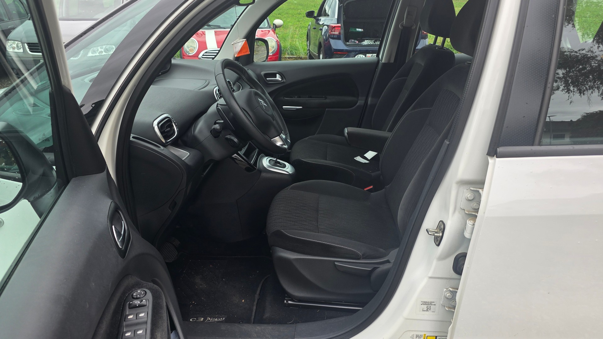 CITROEN C3 Picasso 1.6 HDi Exclusive EGS6-image-6