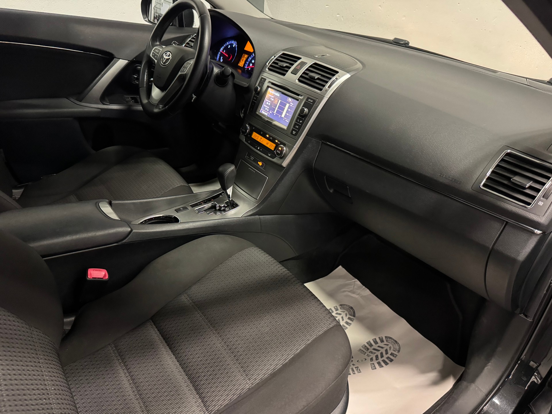 TOYOTA Avensis Sportswagon 2.2D-CAT Linea Sol A-image-18