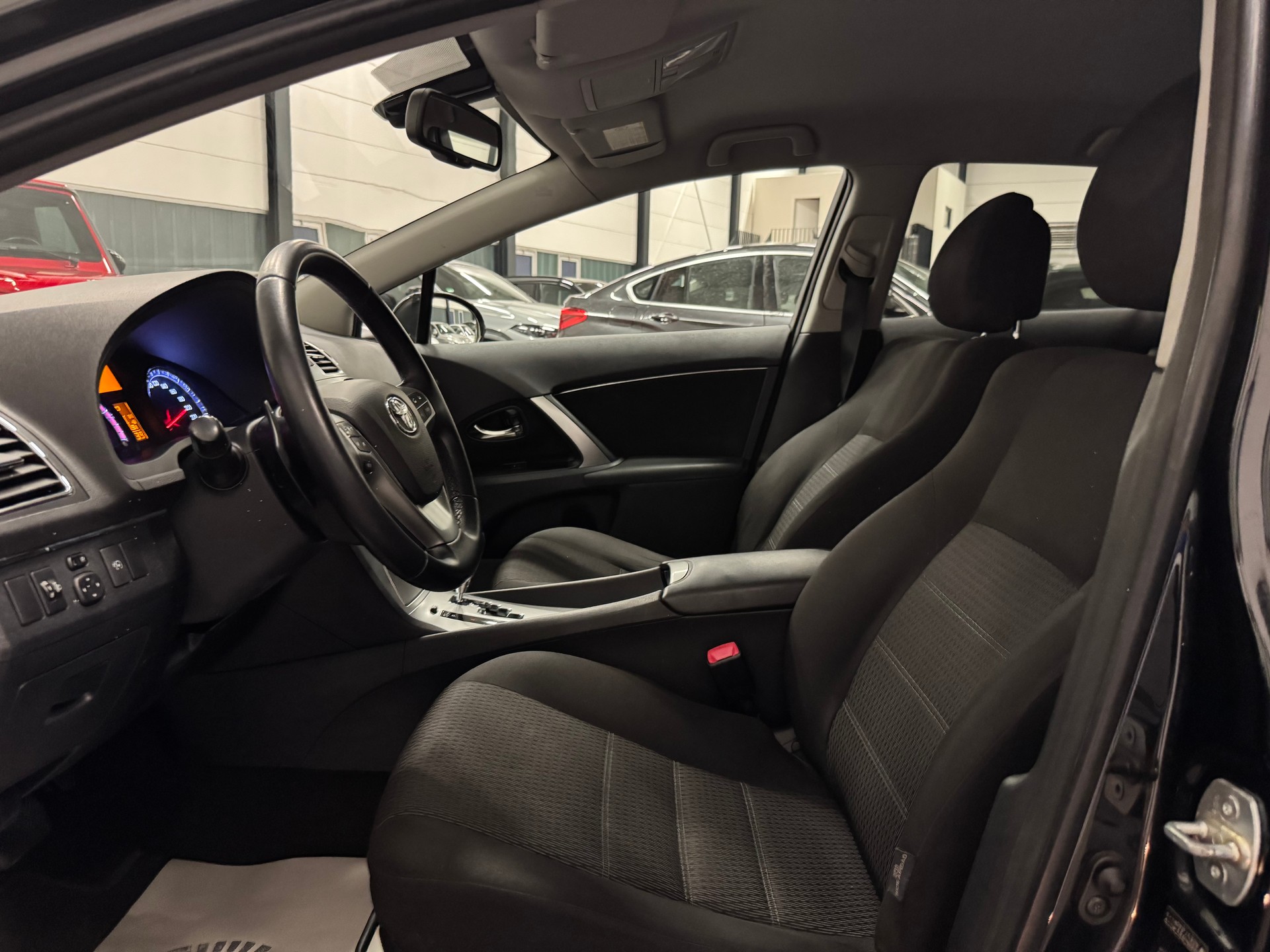 TOYOTA Avensis Sportswagon 2.2D-CAT Linea Sol A-image-17