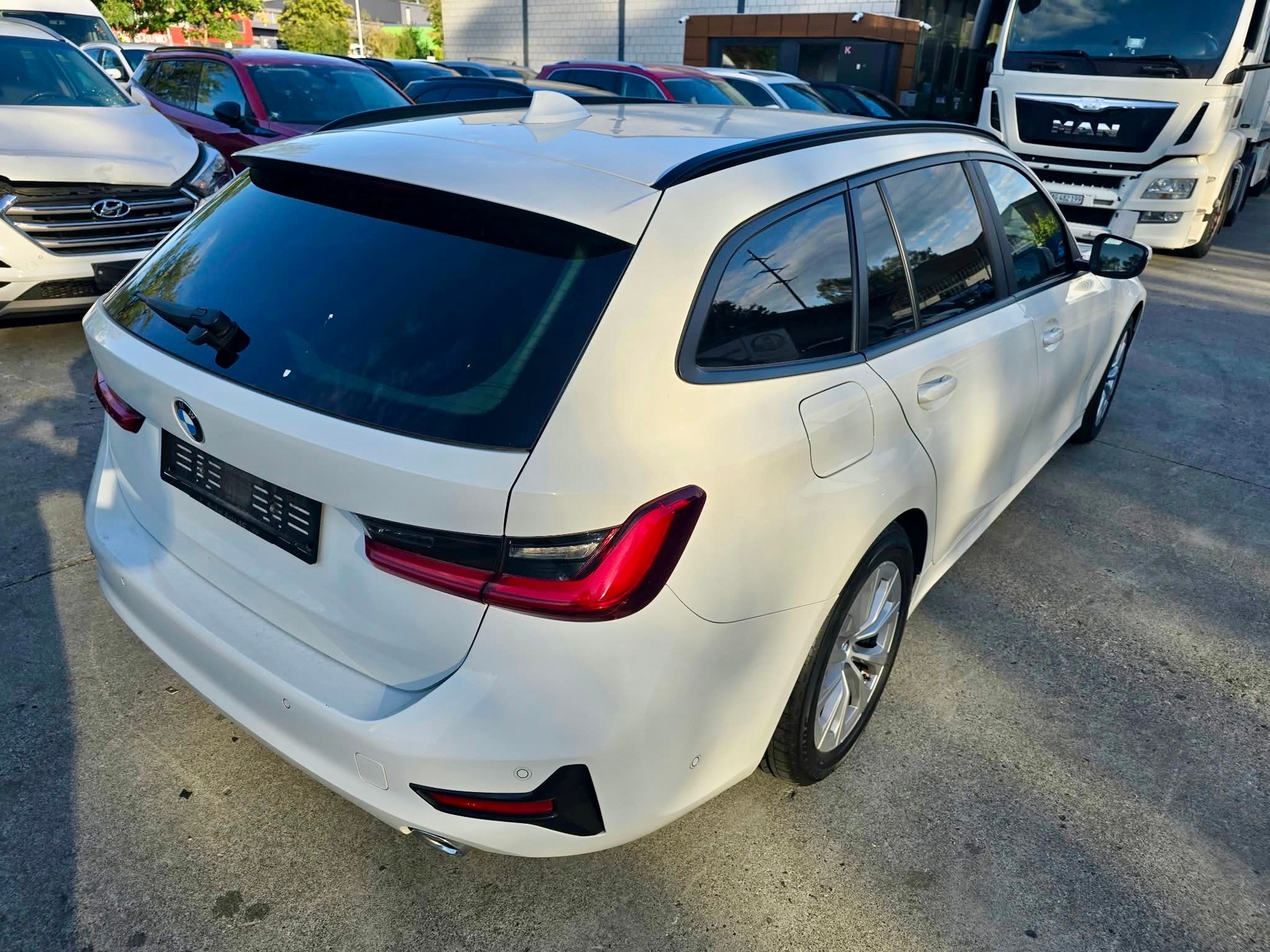 BMW 320d 48V Touring Steptronic-image-2