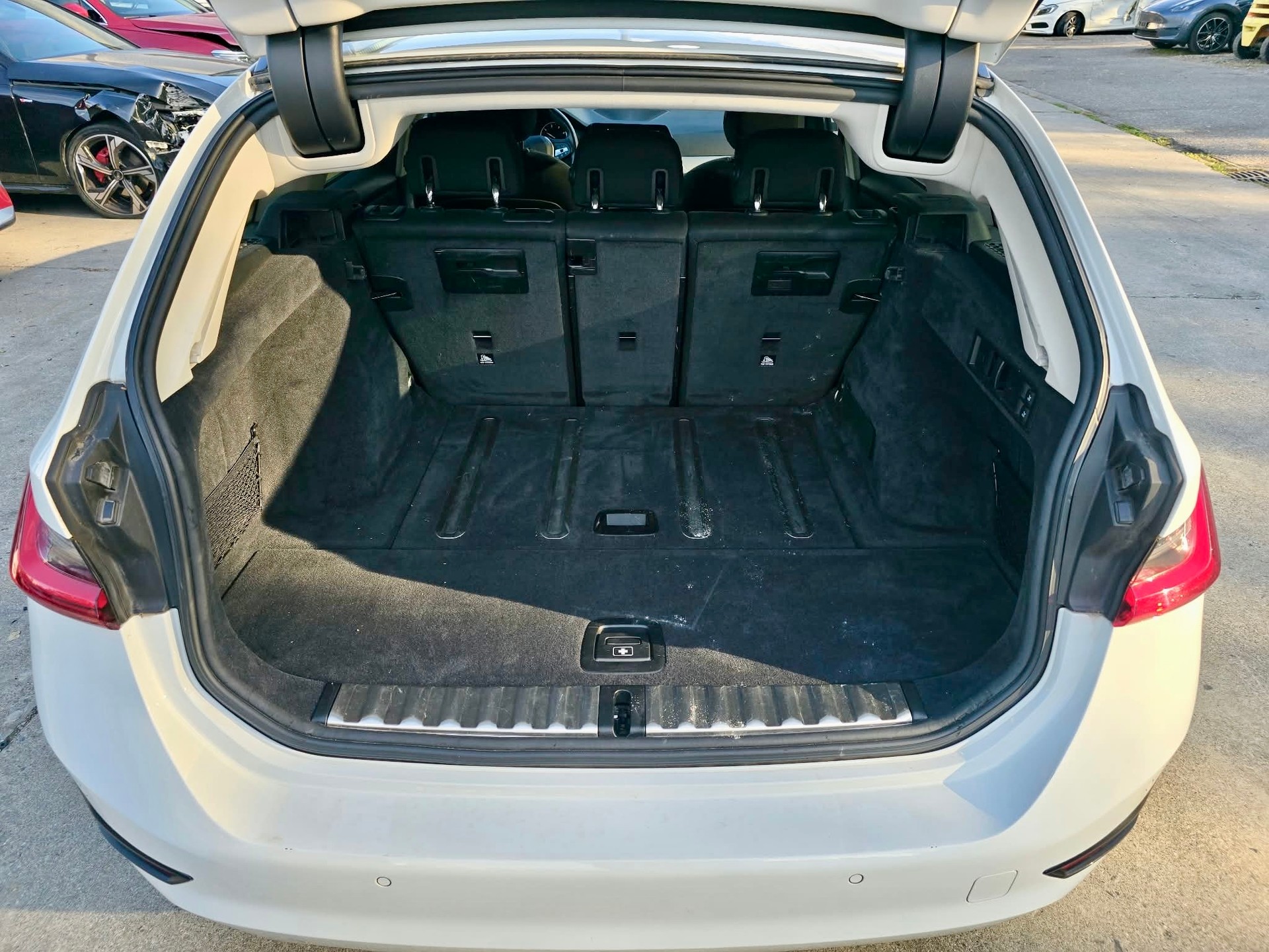BMW 320d 48V Touring Steptronic-image-12