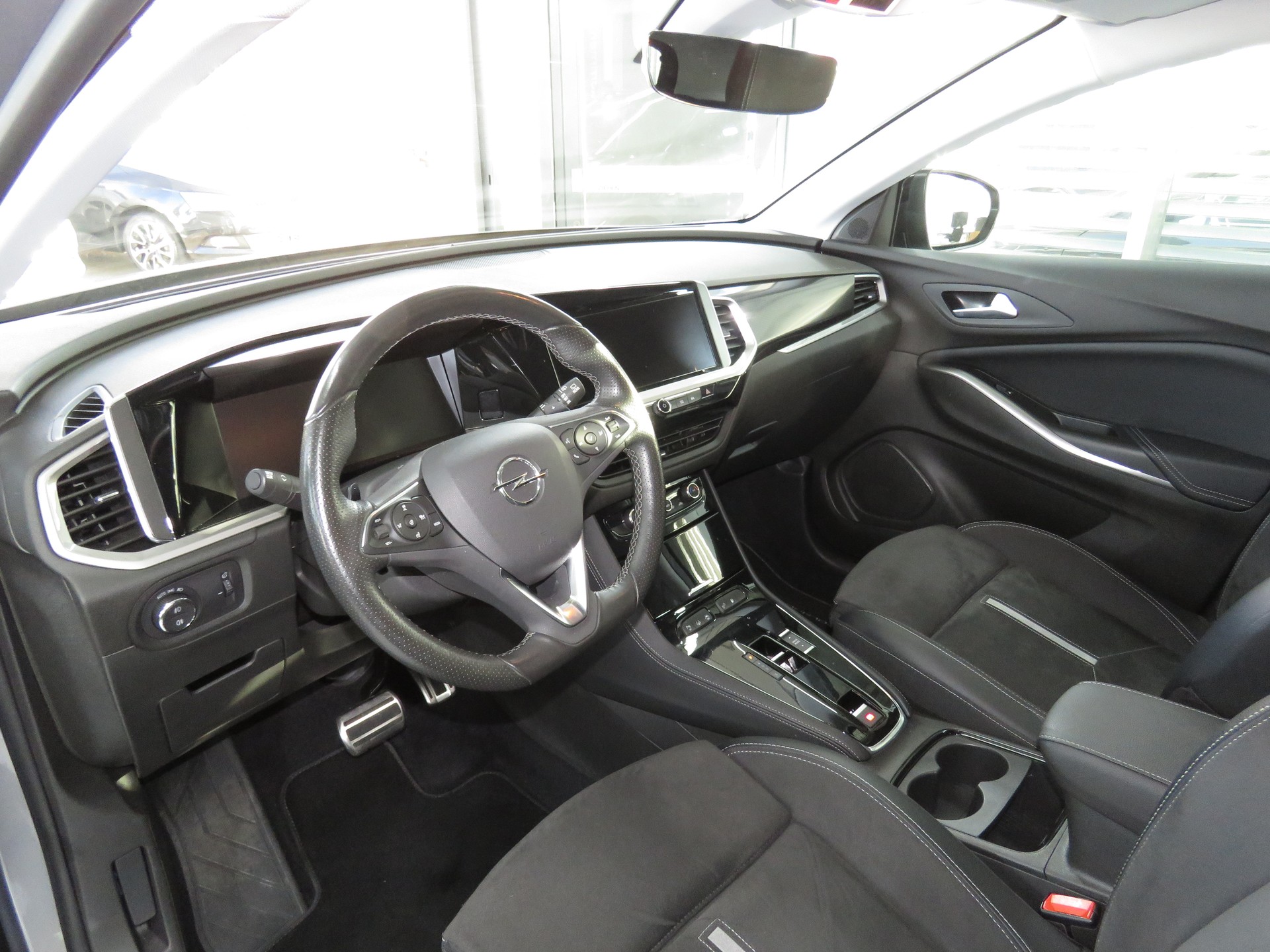 OPEL Grandland 1.6 Hybrid 4x4 GSe Automat (AHK 1'250 kg)-image-6