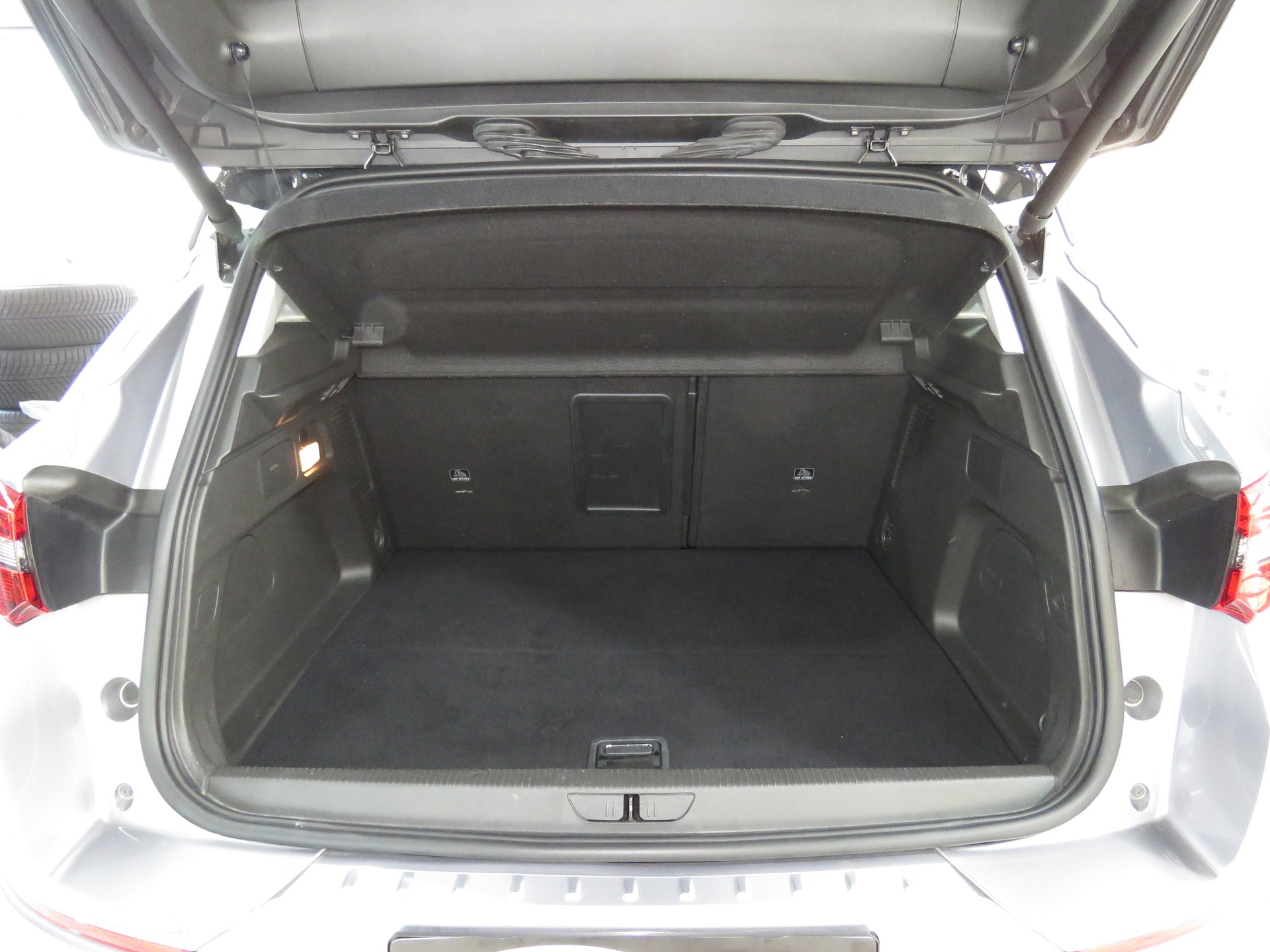 OPEL Grandland 1.6 Hybrid 4x4 GSe Automat (AHK 1'250 kg)-image-9