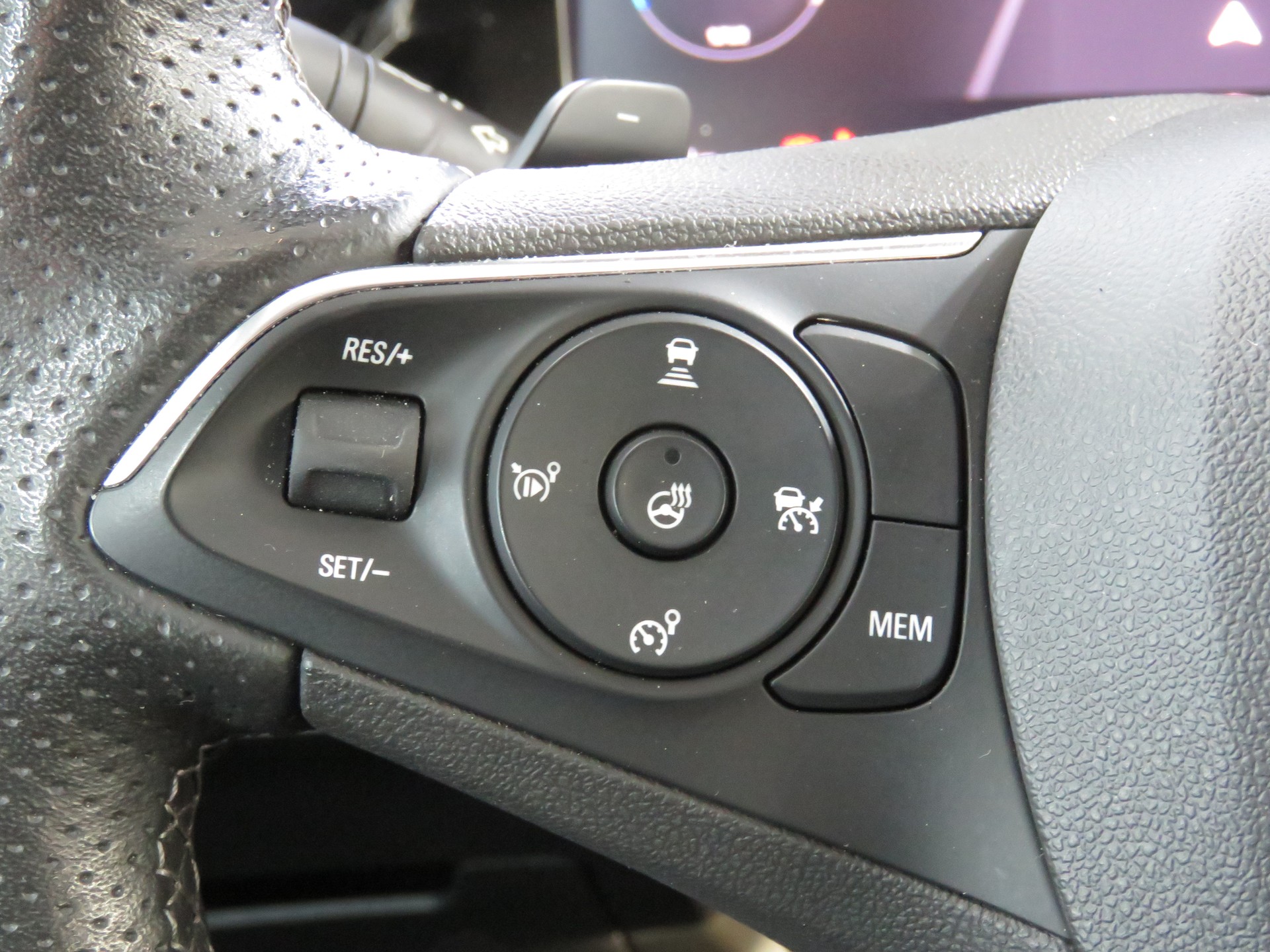 OPEL Grandland 1.6 Hybrid 4x4 GSe Automat (AHK 1'250 kg)-image-19