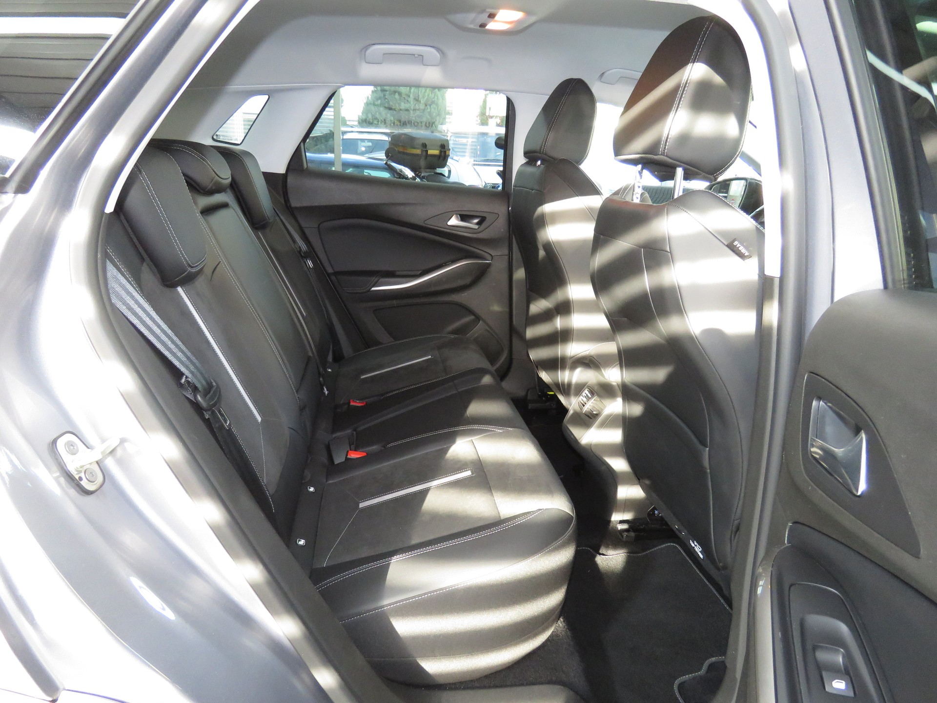 OPEL Grandland 1.6 Hybrid 4x4 GSe Automat (AHK 1'250 kg)-image-12