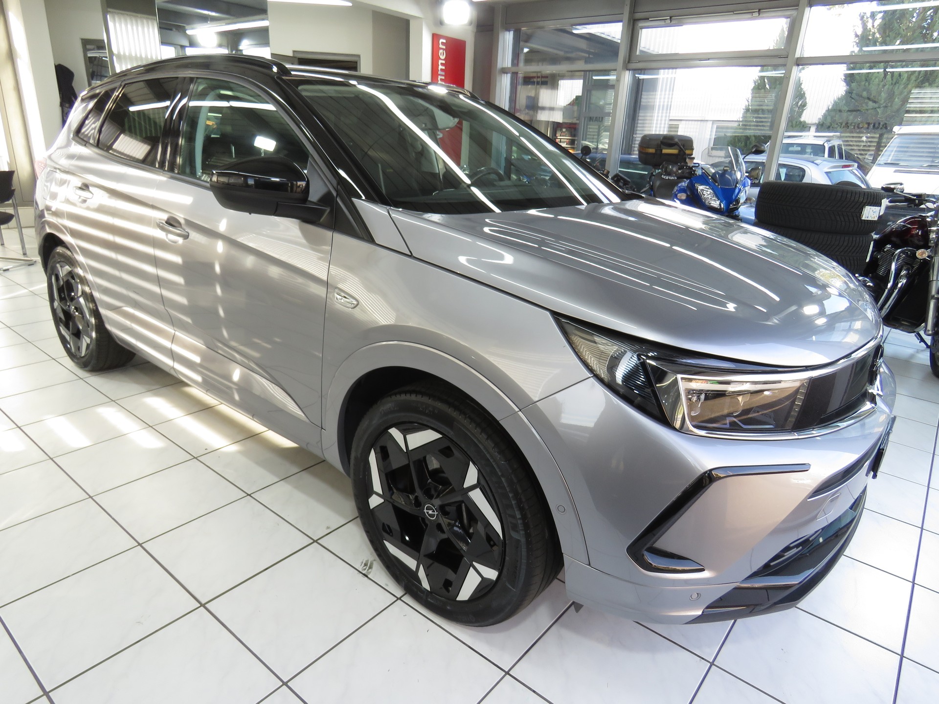 OPEL Grandland 1.6 Hybrid 4x4 GSe Automat (AHK 1'250 kg)-image-2