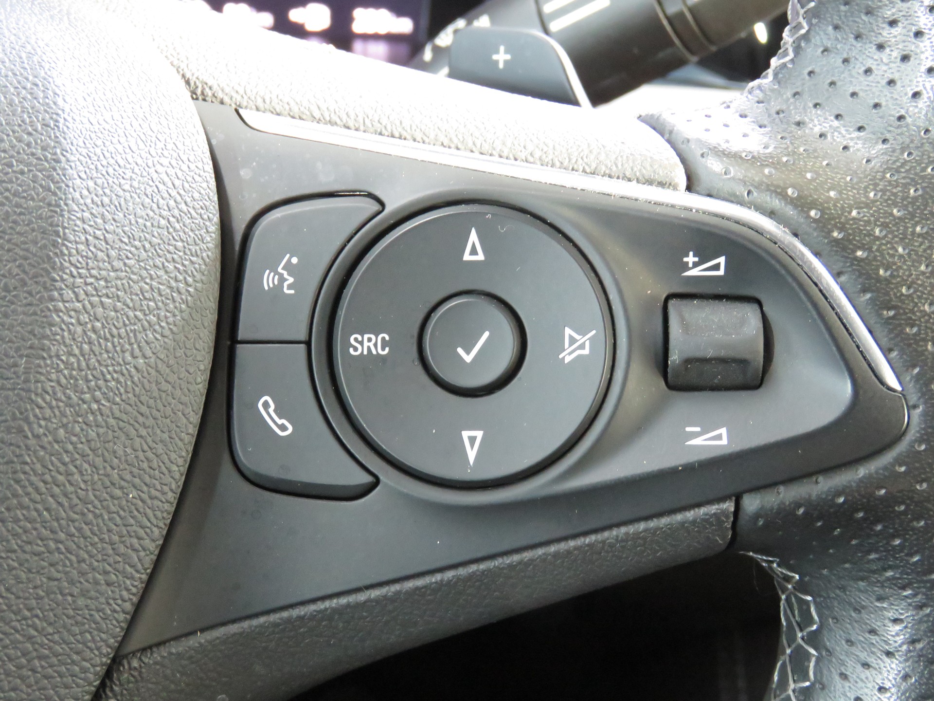 OPEL Grandland 1.6 Hybrid 4x4 GSe Automat (AHK 1'250 kg)-image-20