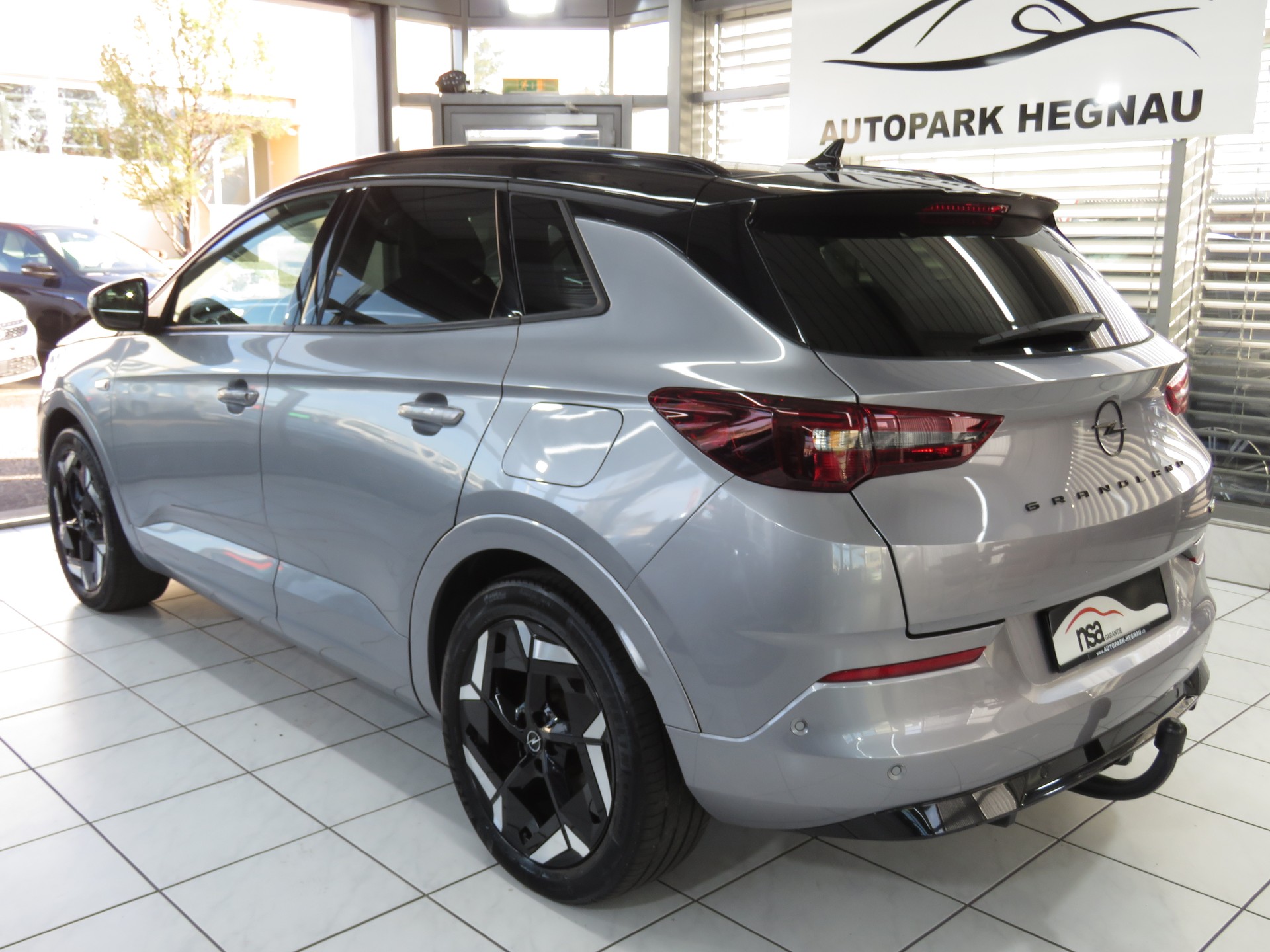 OPEL Grandland 1.6 Hybrid 4x4 GSe Automat (AHK 1'250 kg)-image-5