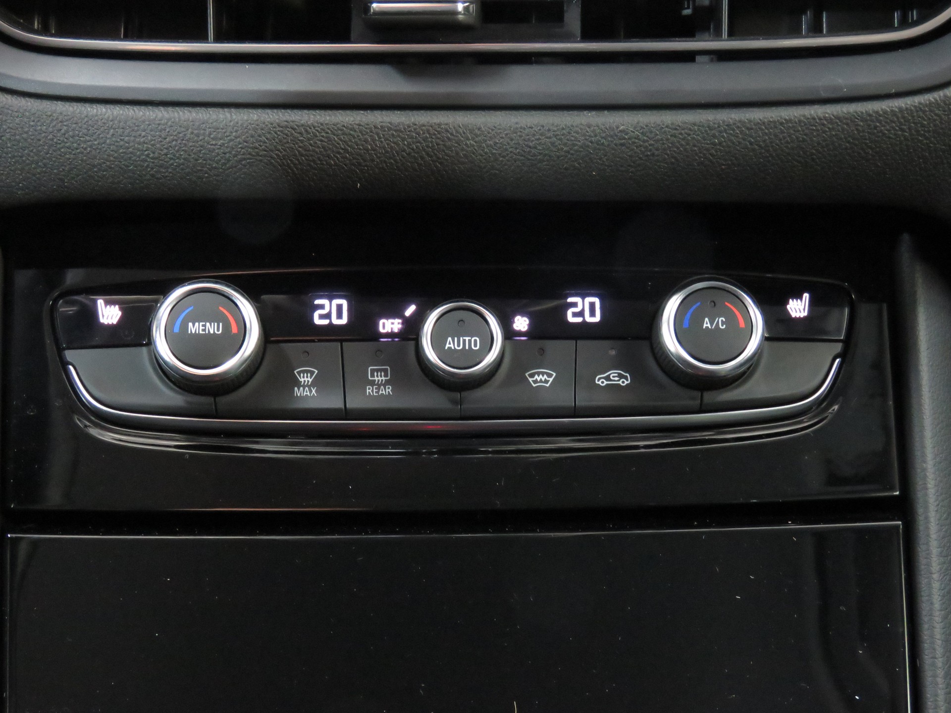 OPEL Grandland 1.6 Hybrid 4x4 GSe Automat (AHK 1'250 kg)-image-17