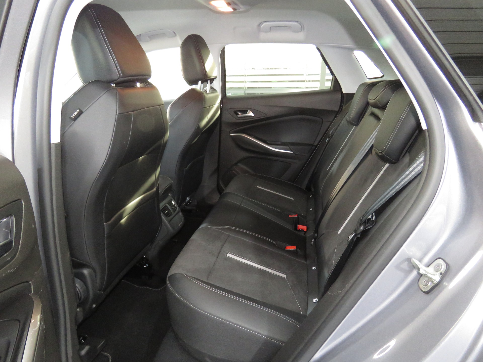 OPEL Grandland 1.6 Hybrid 4x4 GSe Automat (AHK 1'250 kg)-image-8