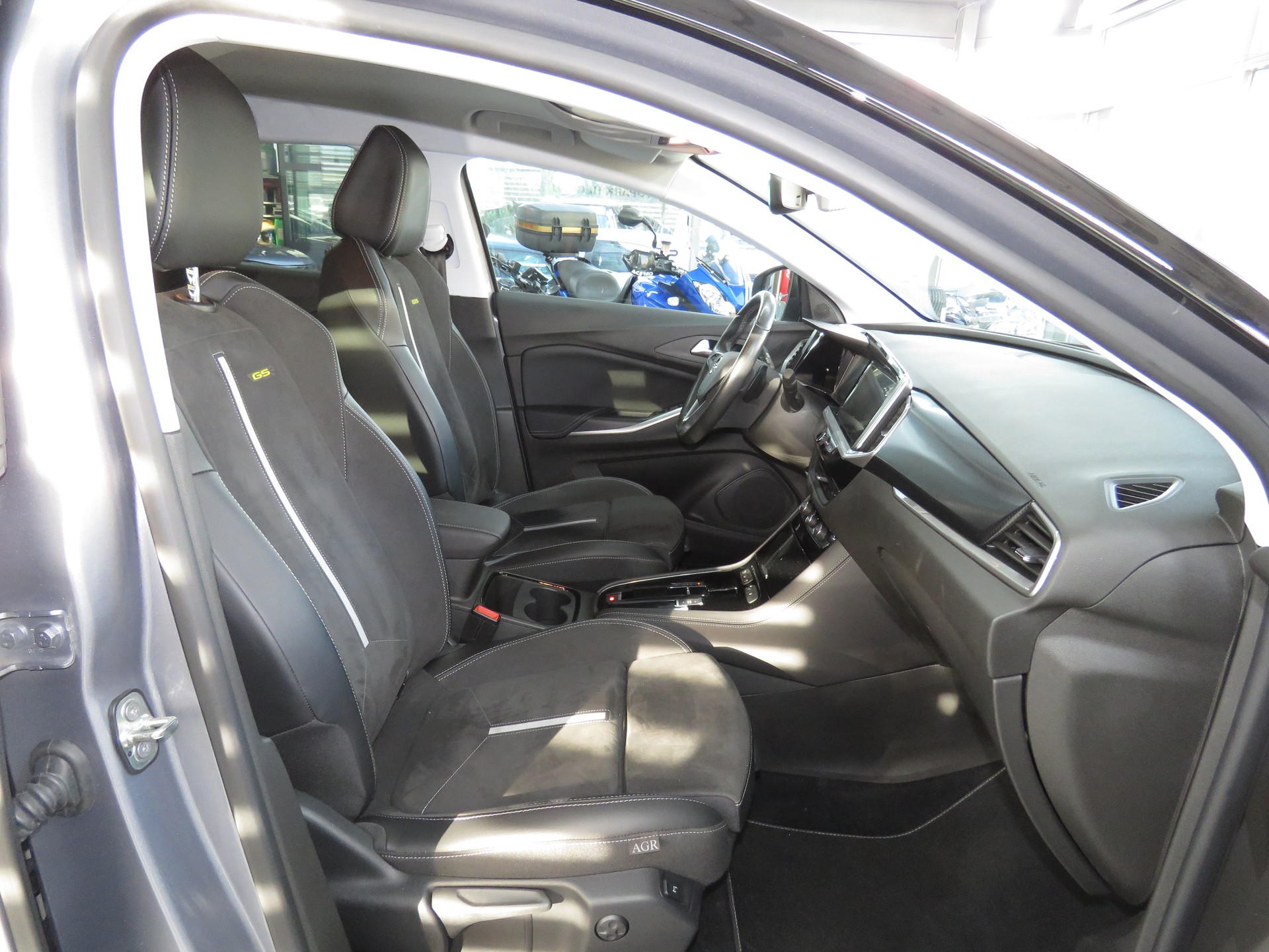 OPEL Grandland 1.6 Hybrid 4x4 GSe Automat (AHK 1'250 kg)-image-11