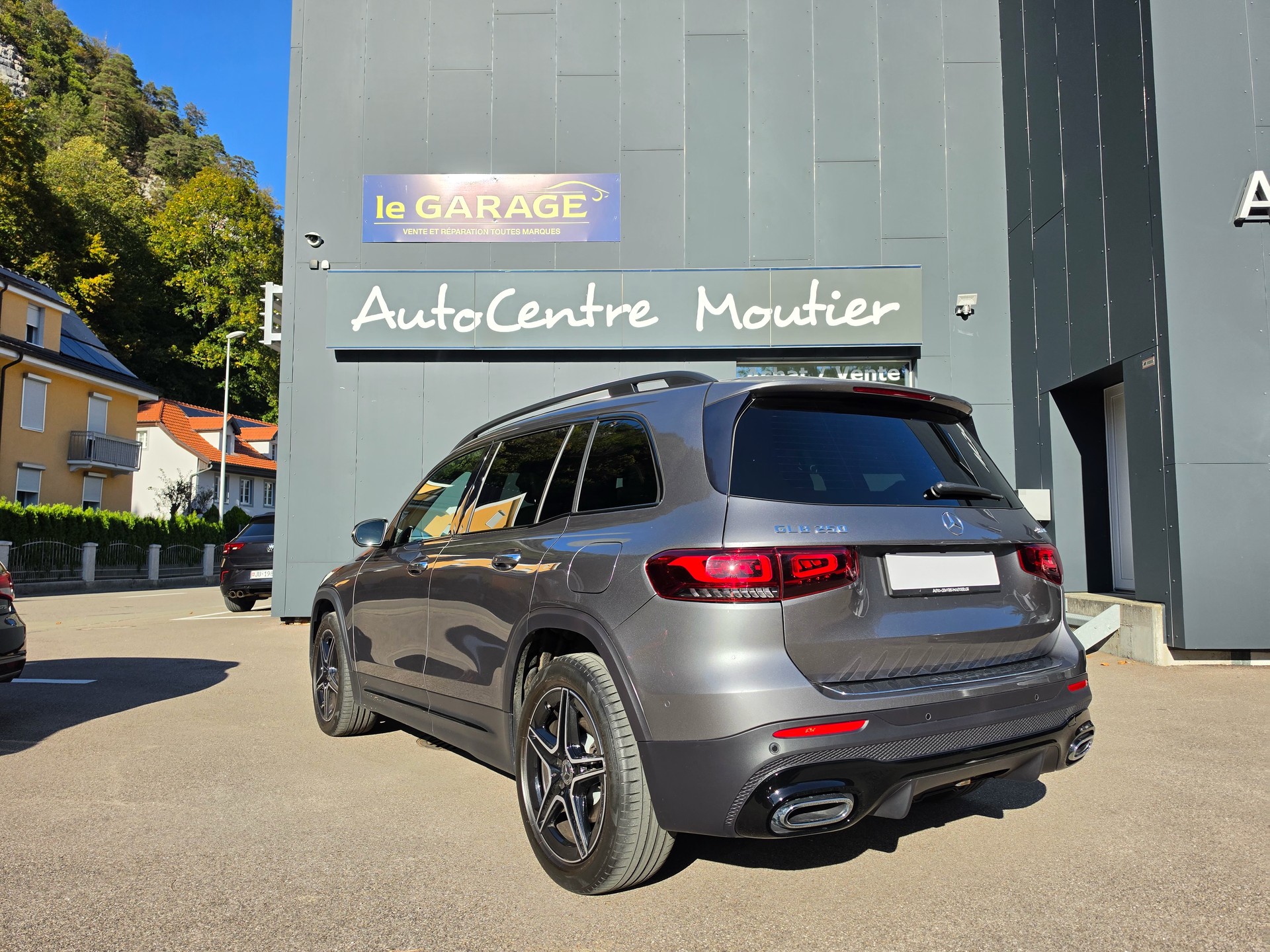 MERCEDES-BENZ GLB 250 4Matic AMG Line 8G-Tronic-image-3
