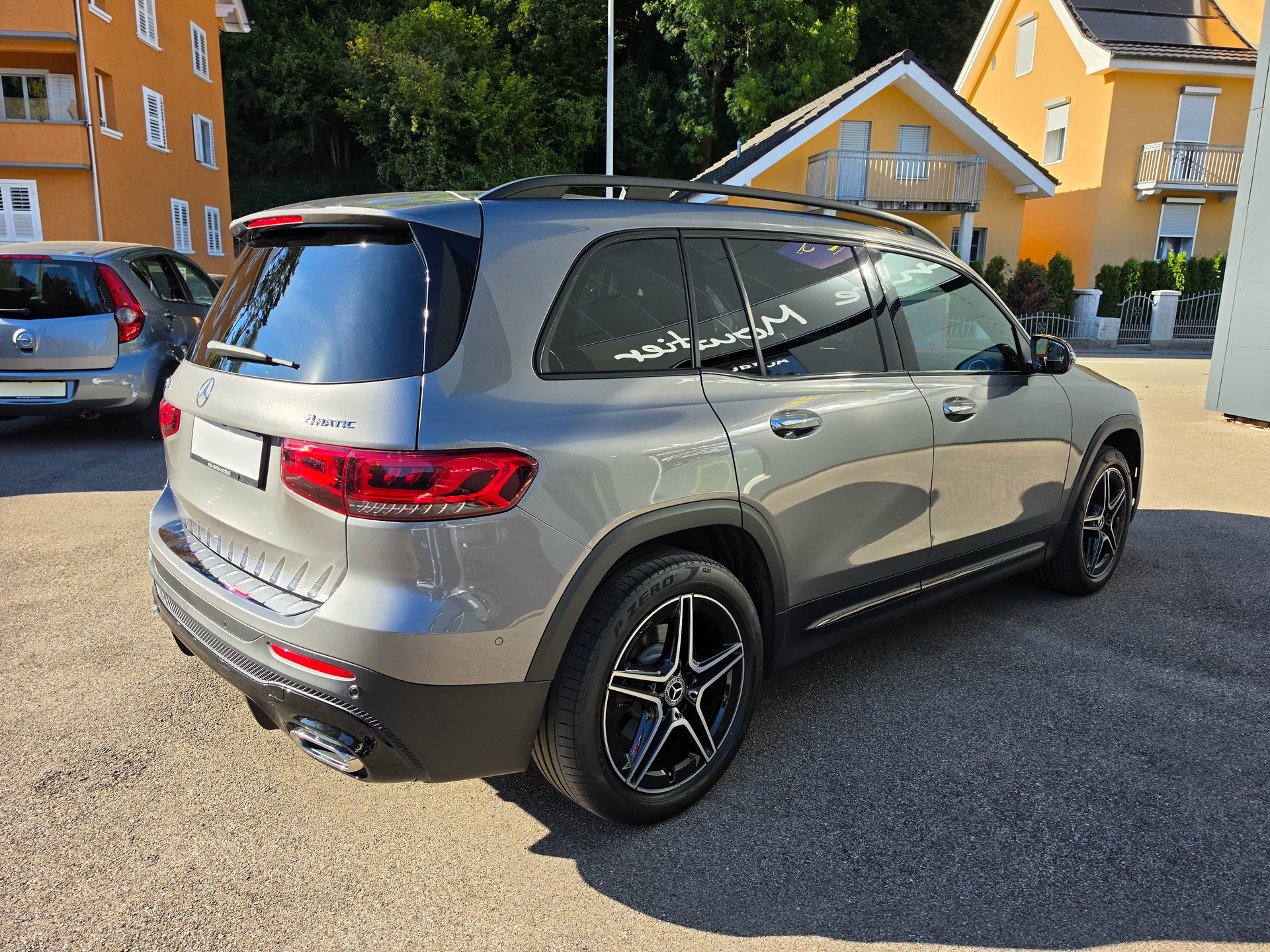 MERCEDES-BENZ GLB 250 4Matic AMG Line 8G-Tronic-image-2