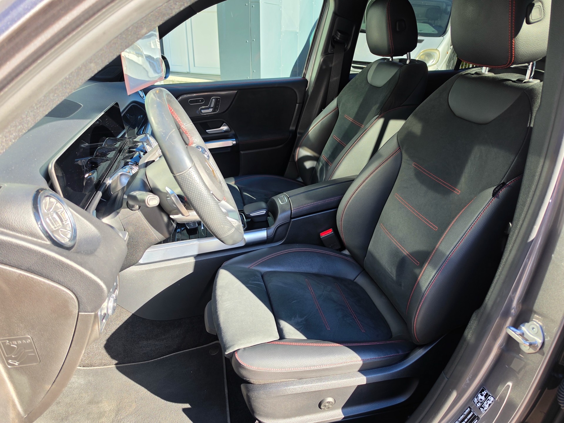 MERCEDES-BENZ GLB 250 4Matic AMG Line 8G-Tronic-image-4
