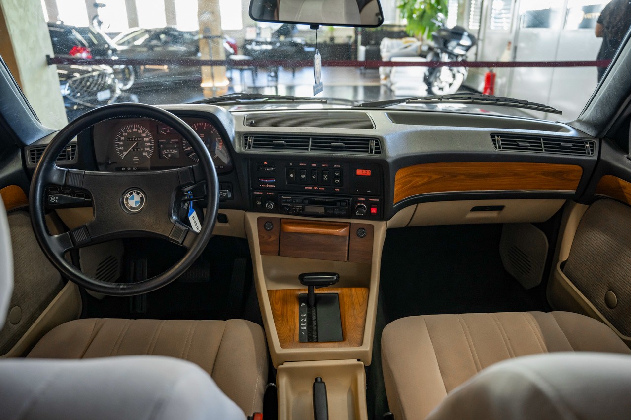 BMW 735i-image-12