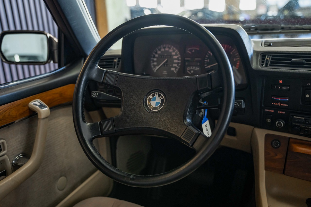BMW 735i-image-23