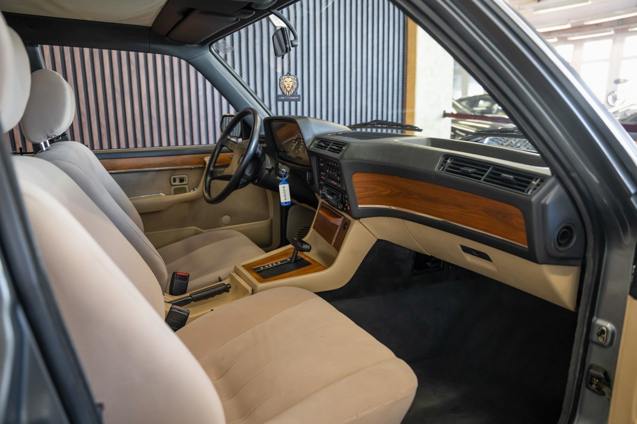 BMW 735i-image-15