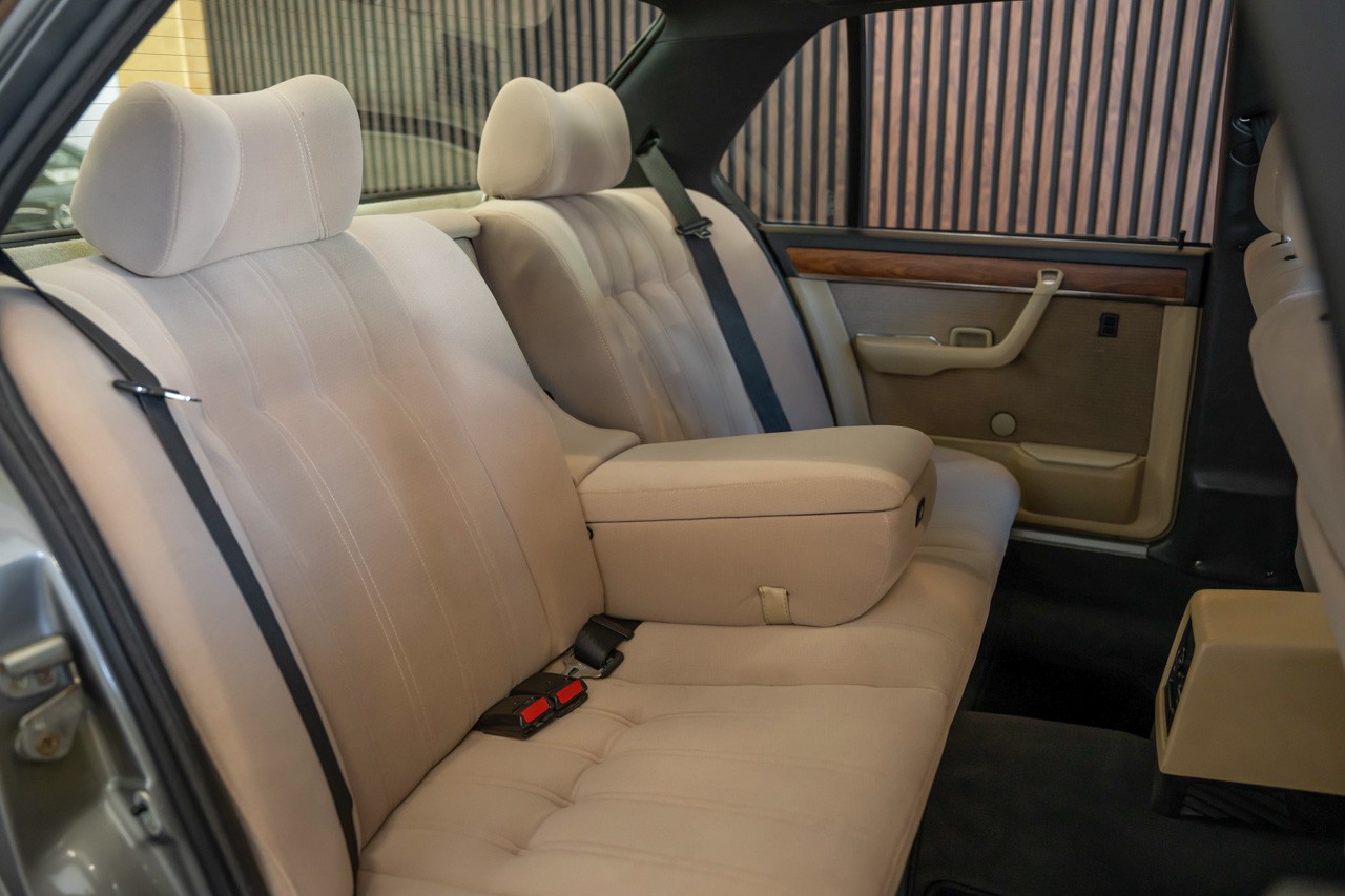 BMW 735i-image-18