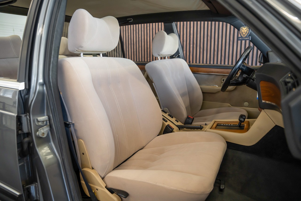 BMW 735i-image-17